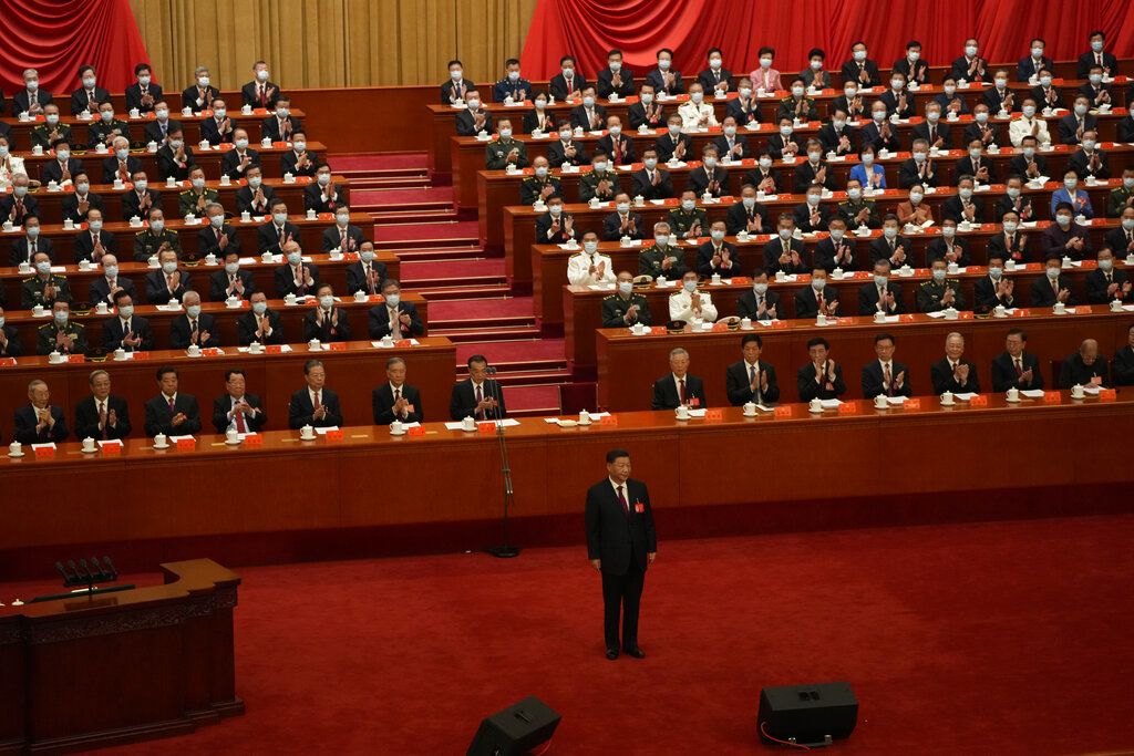 2022年10月16 日, 在中国北京人民大会堂举行的中国共产党第20次全国代表大会开幕式上,习近平发表讲话。(AP / Mark Schiefelbein)