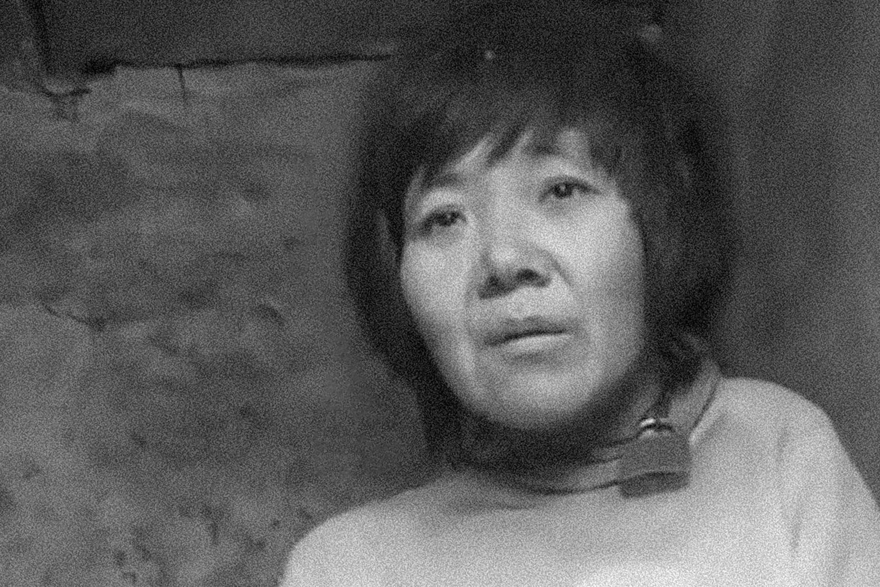 视频截图中脖子上挂着铁锁的“铁链女”（网络图片）