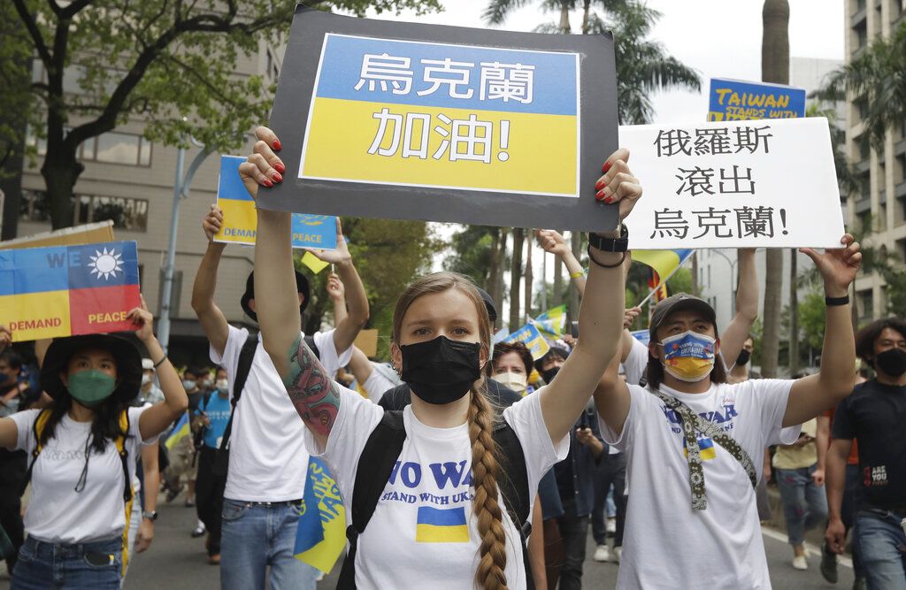 2022年3月13日，台湾台北市，反对俄罗斯入侵乌克兰的示威游行。 (AP / Chiang Ying-ying)