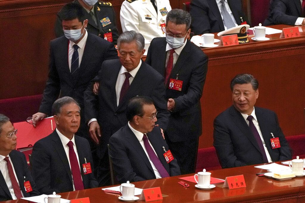 2022年10月22日，北京人民大会堂，在中国共产党的第20次全国代表大会闭幕式期间，前中国国家主席胡锦涛被搀离会议大厅。 (AP / Andy Wong)
