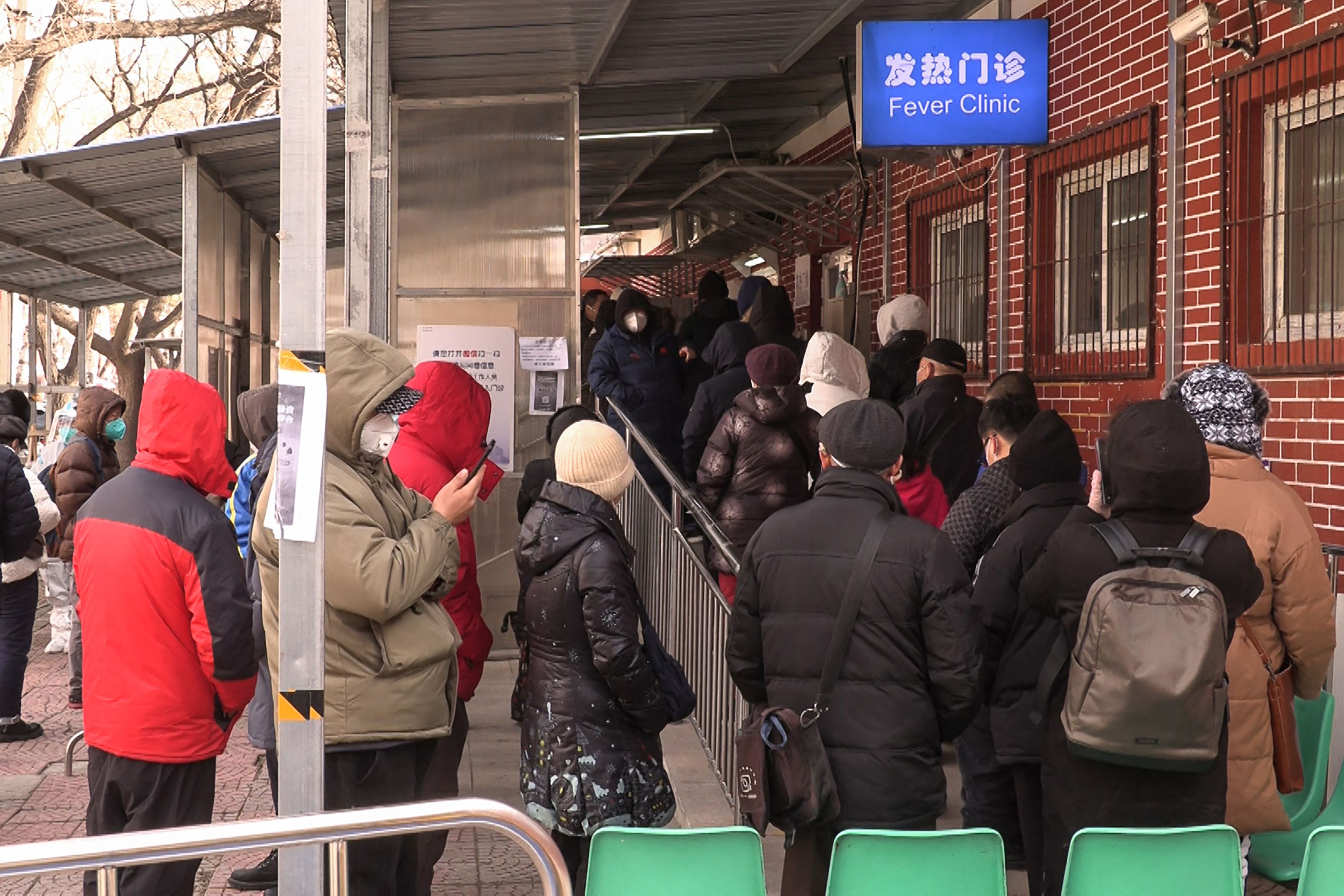 2022年12月14日，北京某发热门诊外的长队。（AFP / Yuxuan ZHANG）