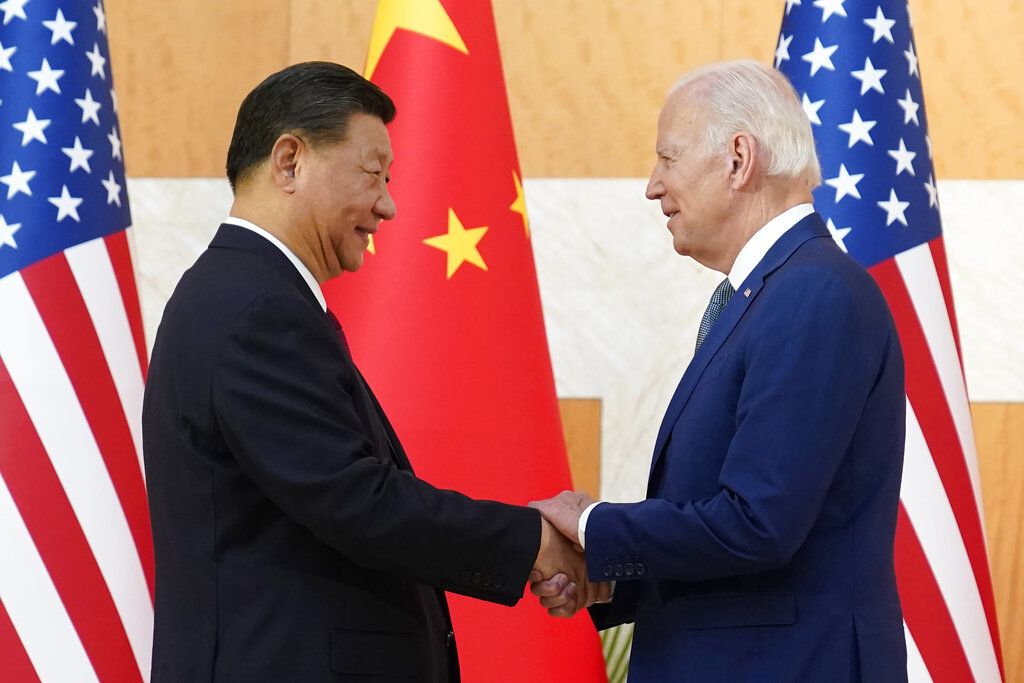 2022年11月14日，在印度尼西亚巴厘岛努沙杜瓦举行的 G20 峰会期间，美国总统乔·拜登（右）和中国国家主席习近平（左）在会晤前握手。 (AP / Alex Brandon)
