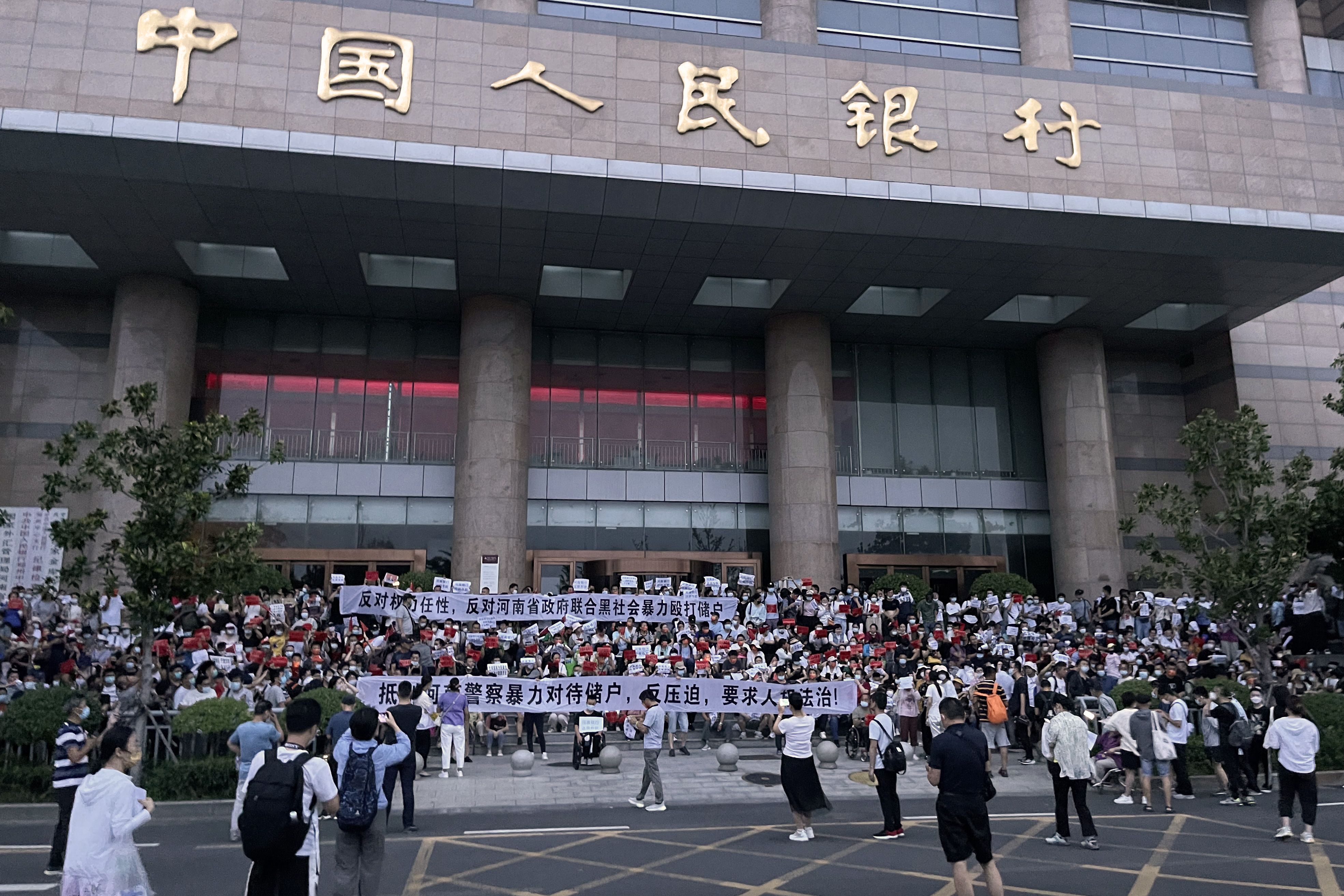 2022年7月10日，河南省郑州市，大量河南村镇银行的储户聚集在中国人民银行郑州分行门前抗议。(AFP)