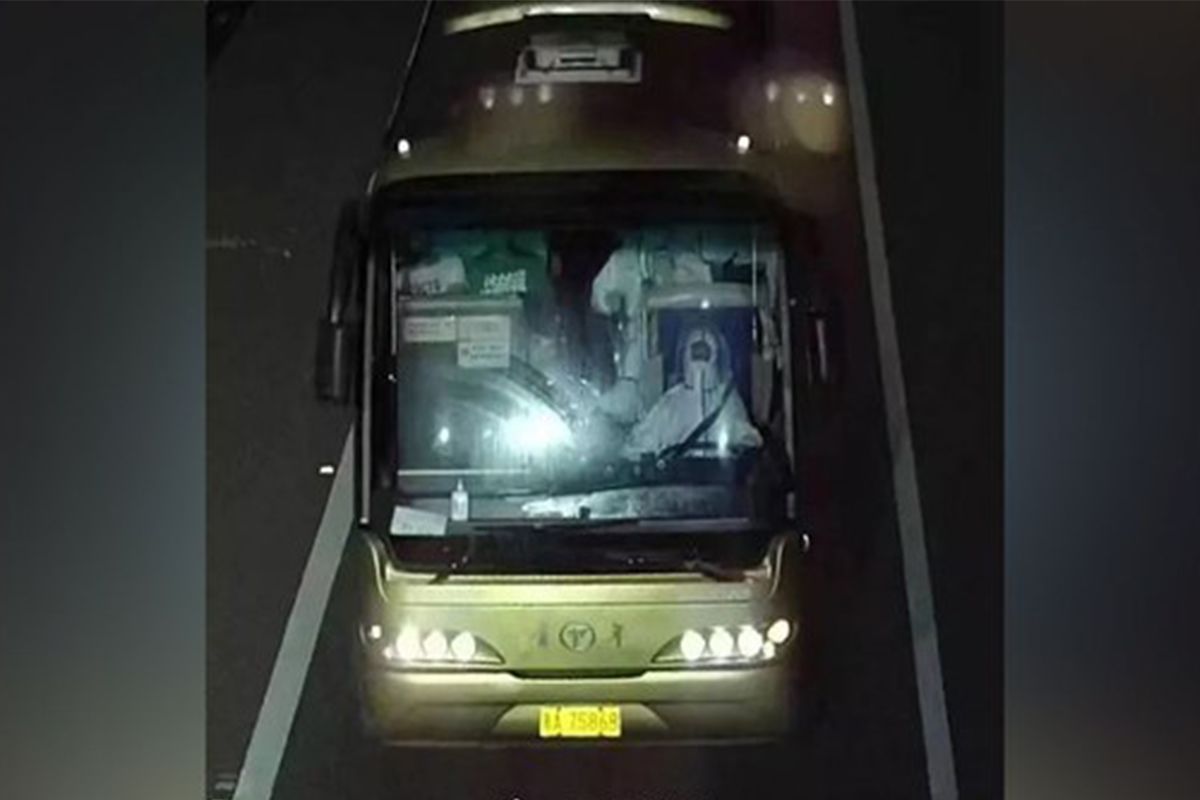 2022年9月18日凌晨，高速监控显示，出车祸前的转运大巴的司机穿着防护服驾驶大巴。（网络图片）
