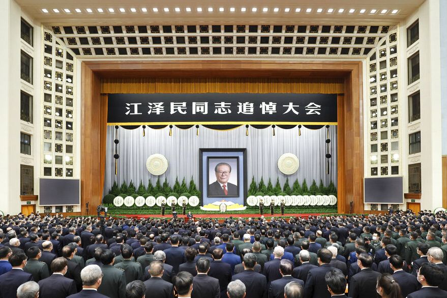 2022年12月6日，北京，前中国国家主席江泽民的追悼会在人民大会堂举行。 (Xinhua via AP / Ding Haitao)