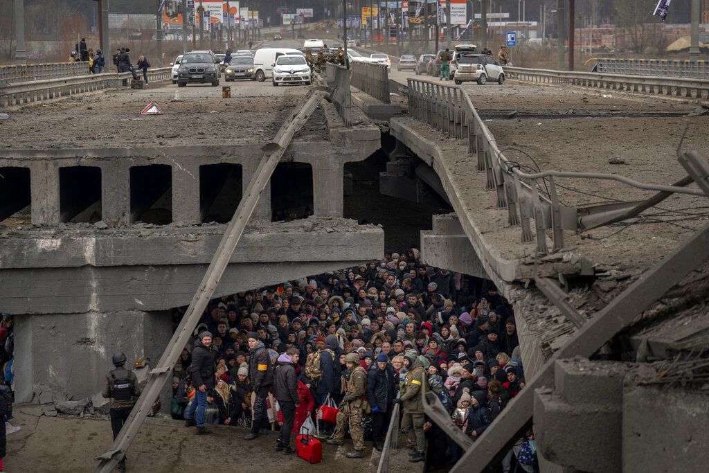 2022年3月5日，乌克兰基辅，一大群试图穿越伊尔平河逃离基辅的市民躲在桥下。(AP / Emilio Morenatti)