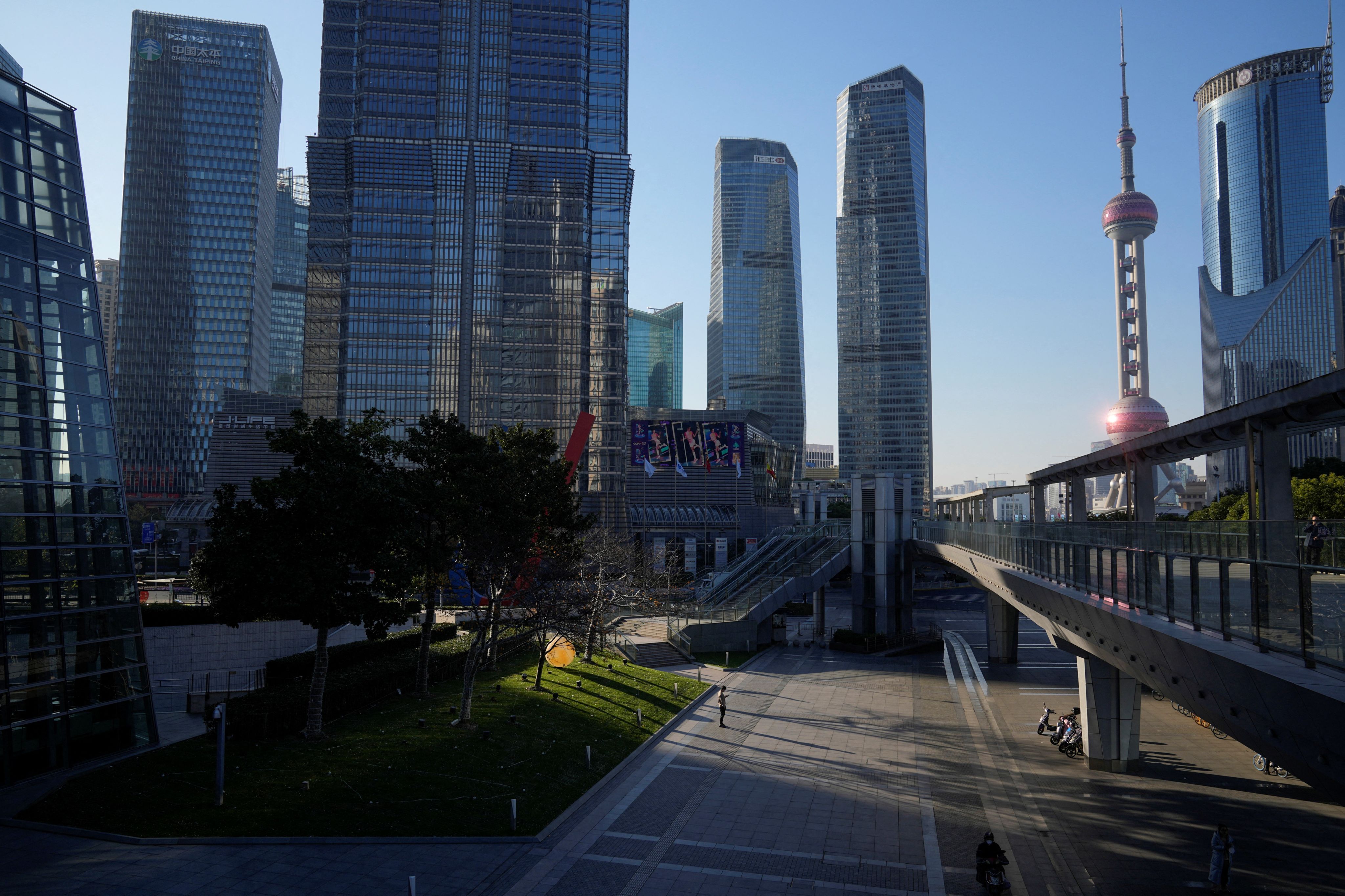 2022年12月19日，上海，空旷寂静的陆家嘴商业区。(REUTERS / Aly Song)