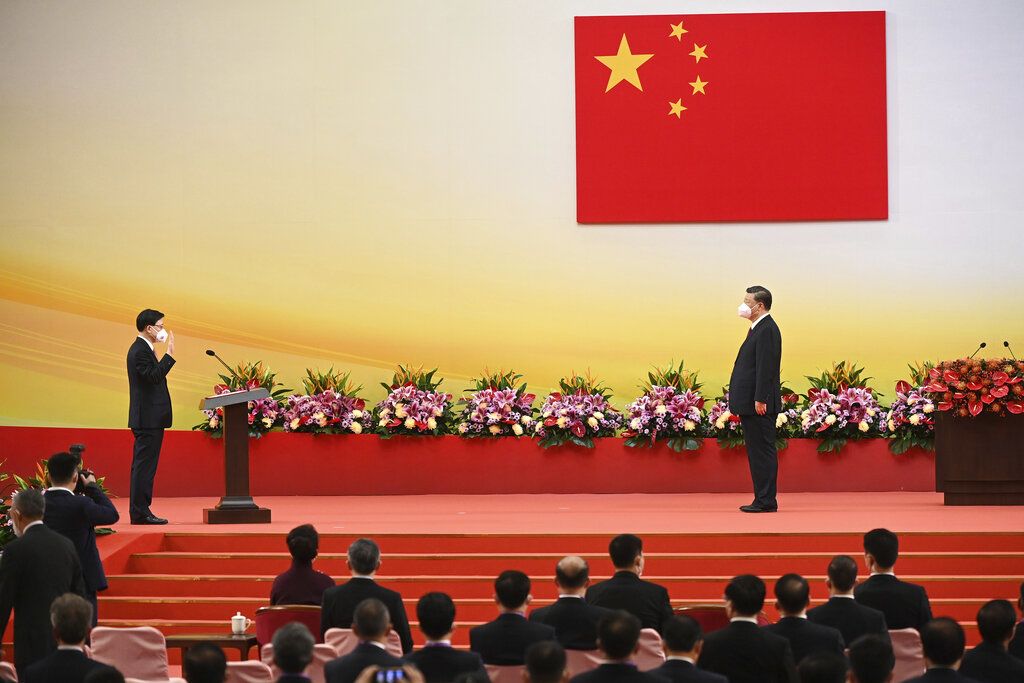 2022年7月1日，在香港新政府成立25周年之际，香港即将上任的行政长官李家超（左）,向习近（右）平宣誓就任香港新任领导人。 (AP / Selim Chtayti)