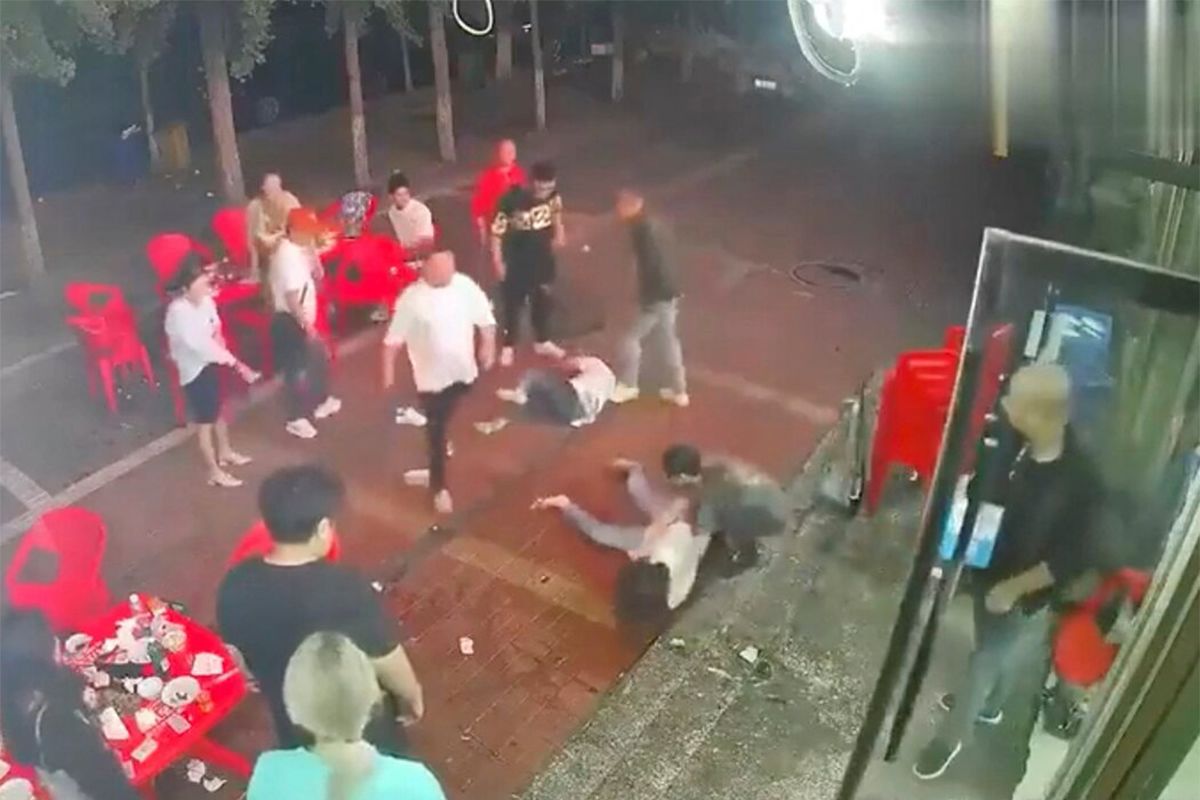 2022年6月10日凌晨，河北省唐山市，四名女子在一家名为“老汉城烧烤”的烧烤店被几名陌生男性殴打。（网络图片）