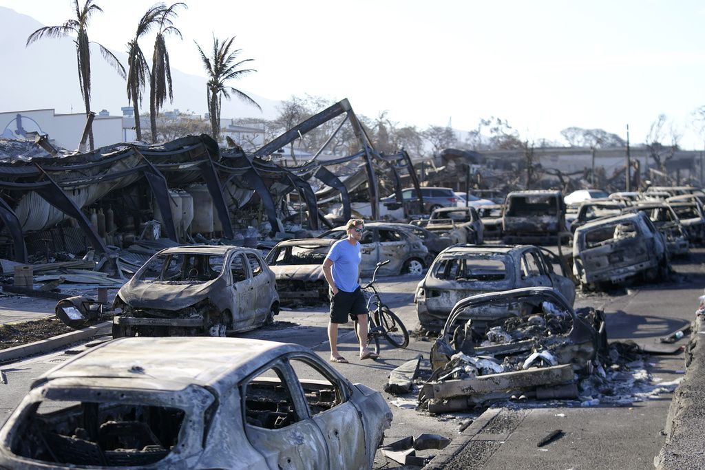 2023年8月11日，一名男子走过夏威夷拉海纳的野火残骸。(AP / Rick Bowmer, File)