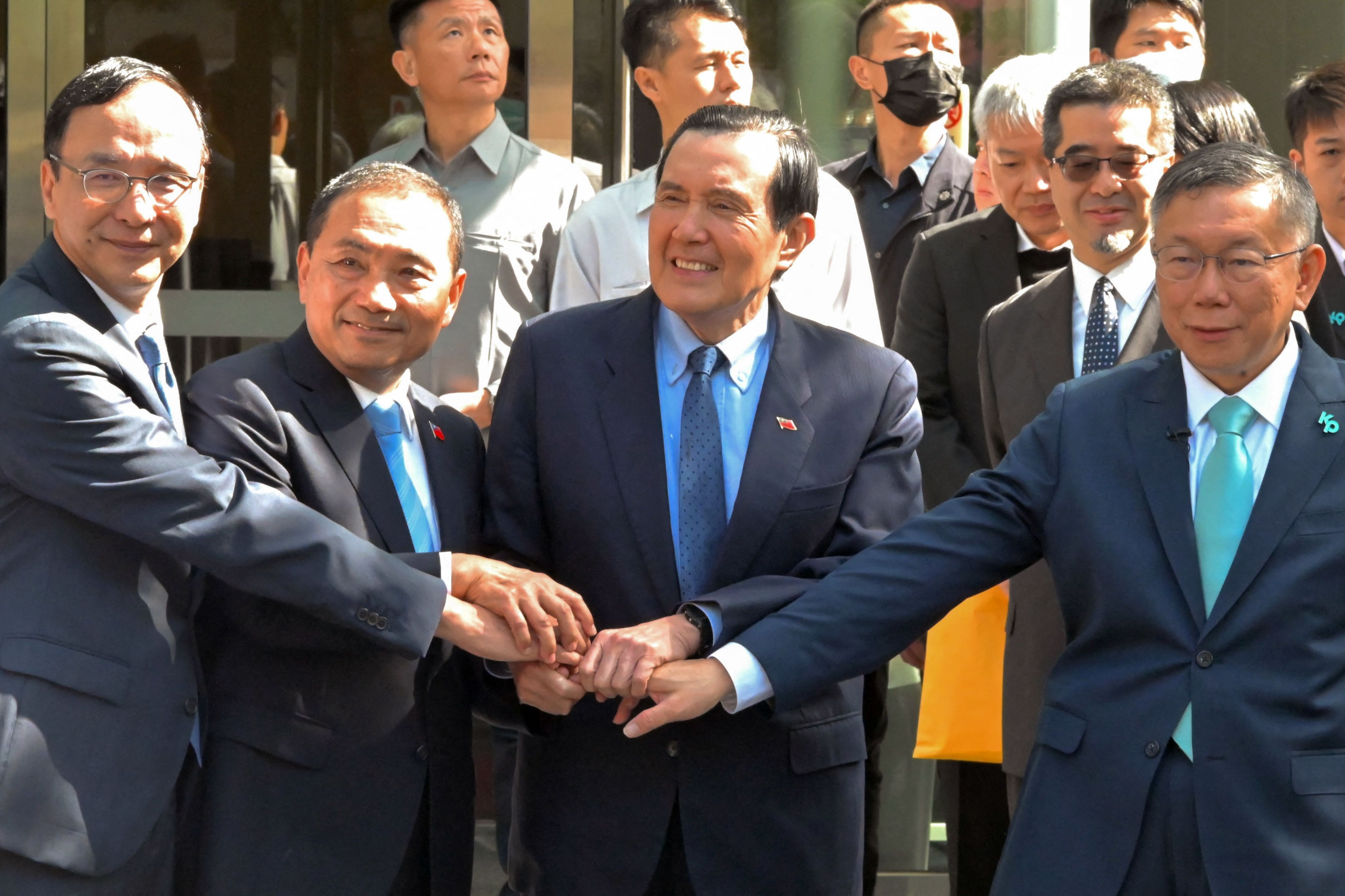 2023年11月15日，台北，国民党主席朱立伦、国民党总统候选人侯友宜、台湾前总统马英九和民众党总统候选人柯文哲于举行会议后摆出姿势。（Sam Yeh / AFP）