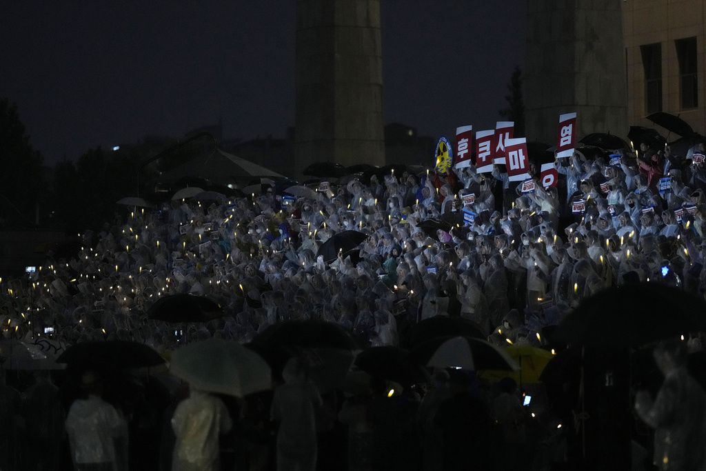 2023年8月23日，韩国主要反对党民主党成员和支持者在集会上高喊口号，要求日本政府撤回将受损的福岛核电站经处理的放射性水排入大海的决定。(AP / Lee Jin-man)