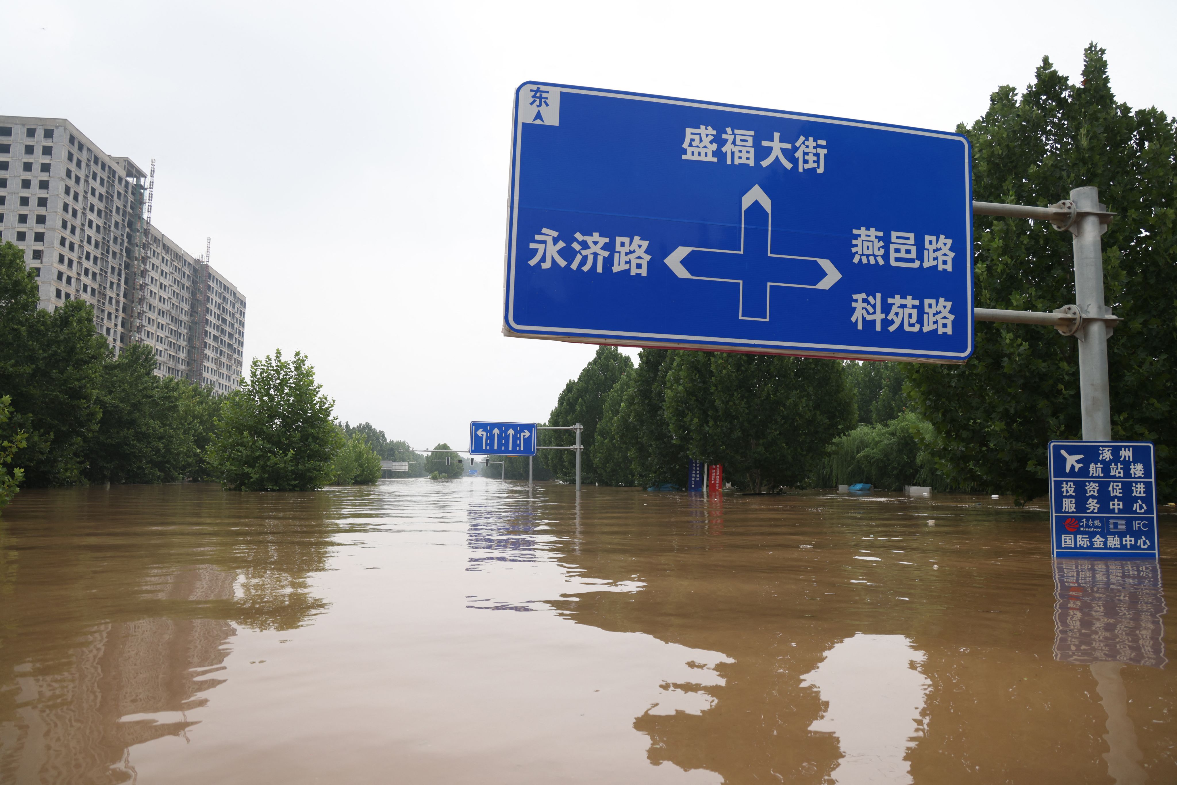 2023年8月2日，河北涿州市，被洪水淹没的街道。（REUTERS）