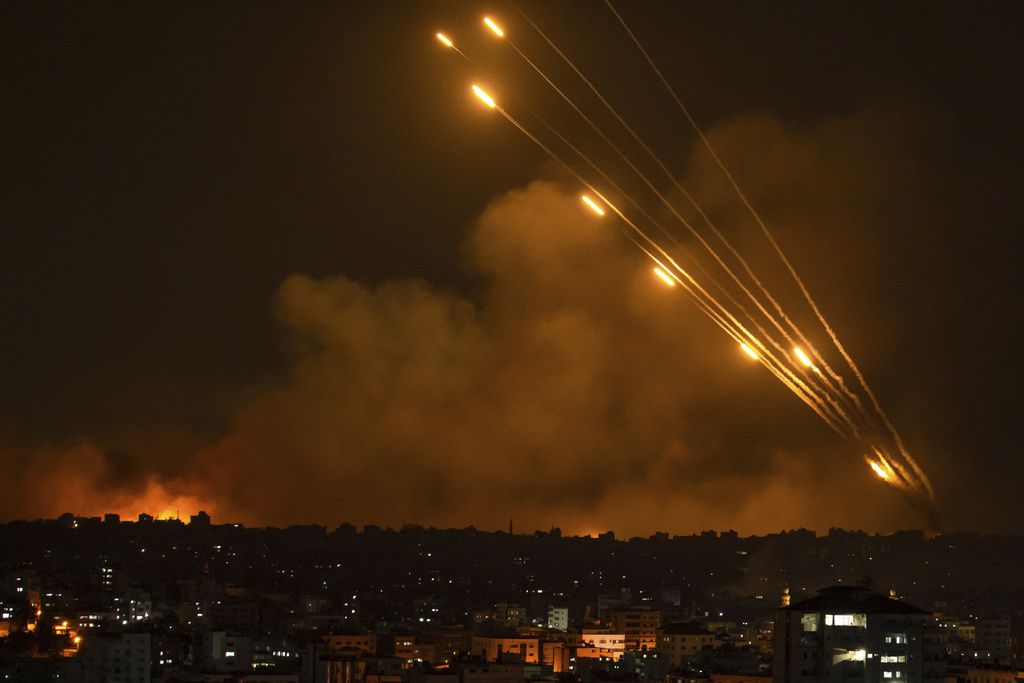 10月8日，由加沙地带射向以色列的火箭弹。(AP / Fatima Shbair)