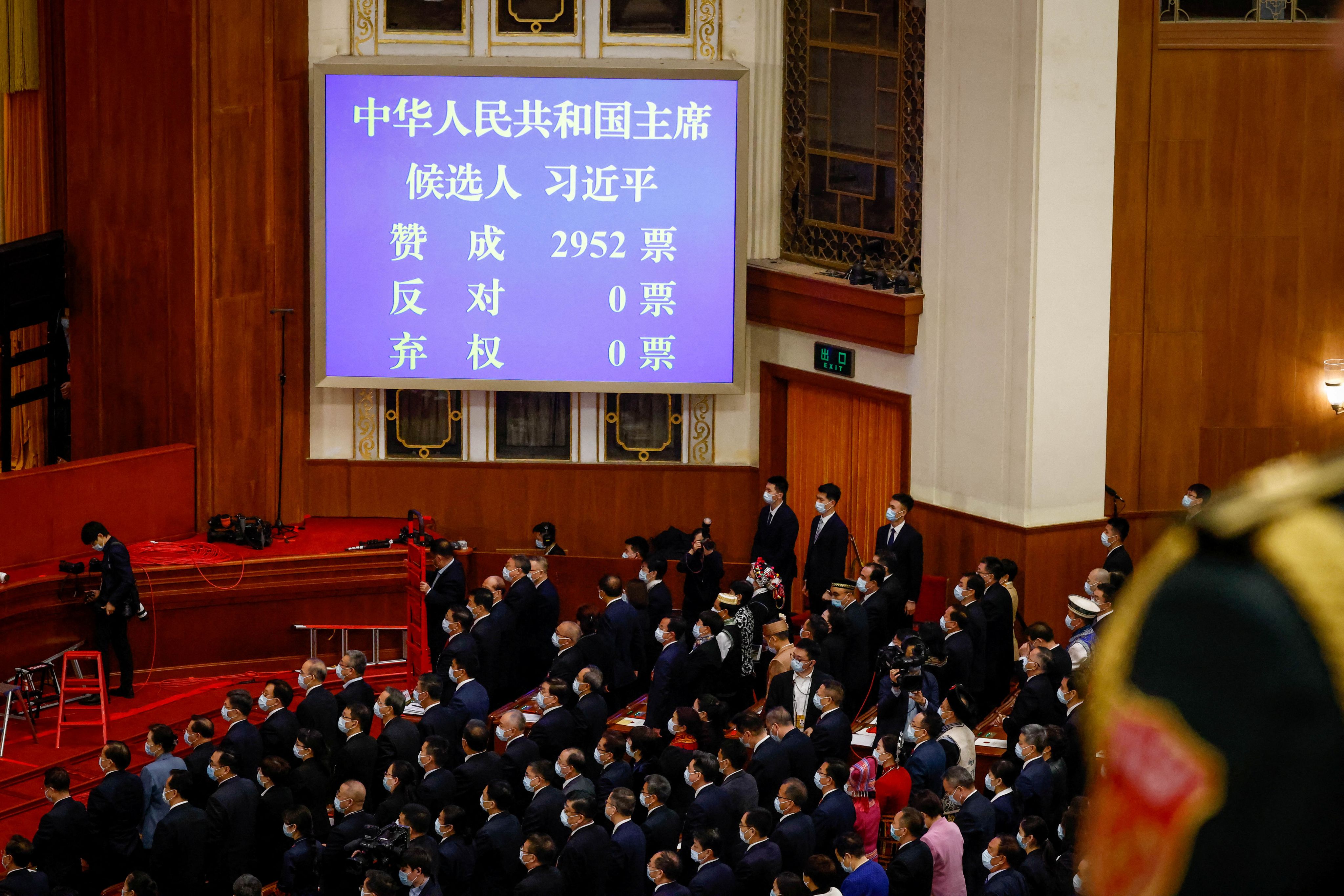2023年3月10日，十四届全国人大第3次全体会议的投票结果显示在大屏幕上。（MARK R. CRISTINO / REUTERS)
