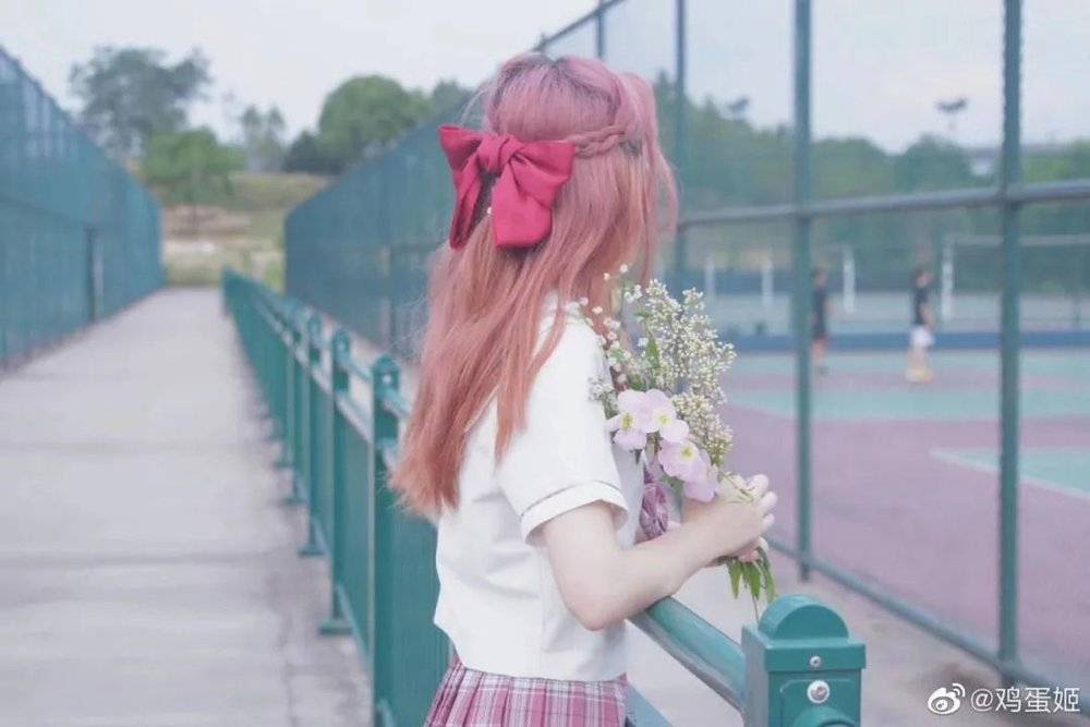 “粉发女孩”的微博照片。（微博）