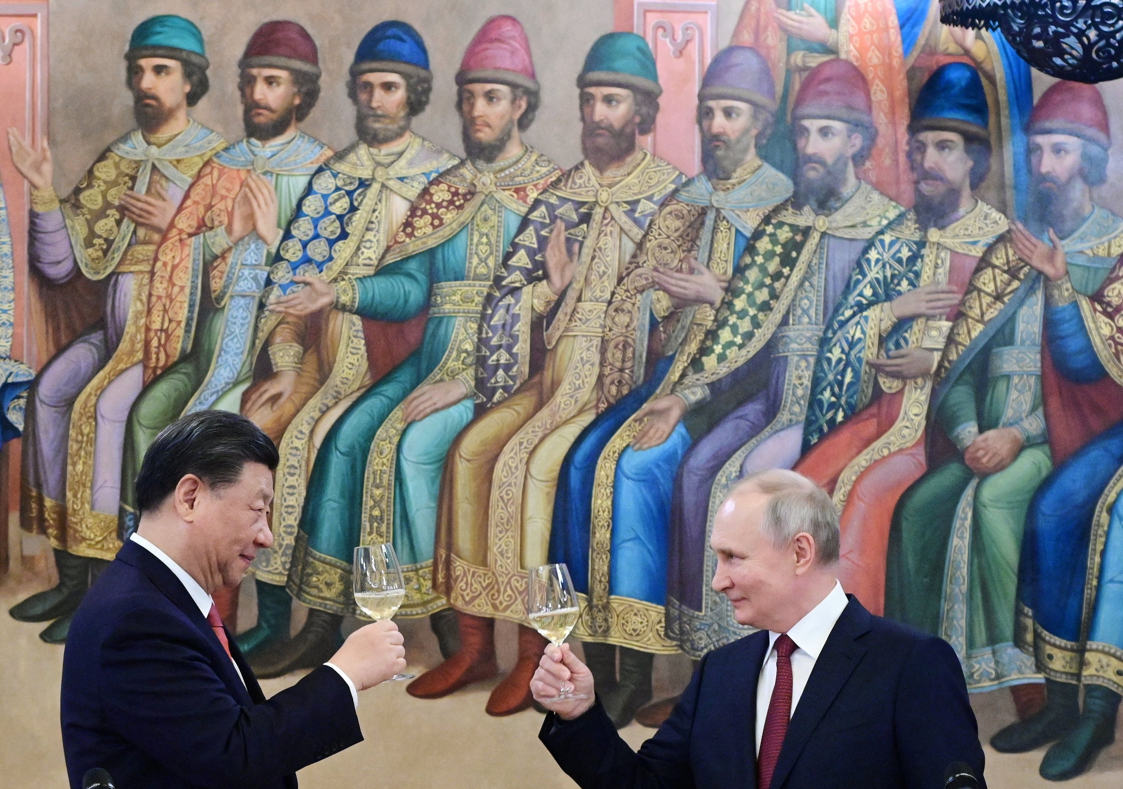 2023年3月21日，俄罗斯莫斯科，在克里姆林宫的宴会上，习近平和普京相对举杯。（REUTERS）