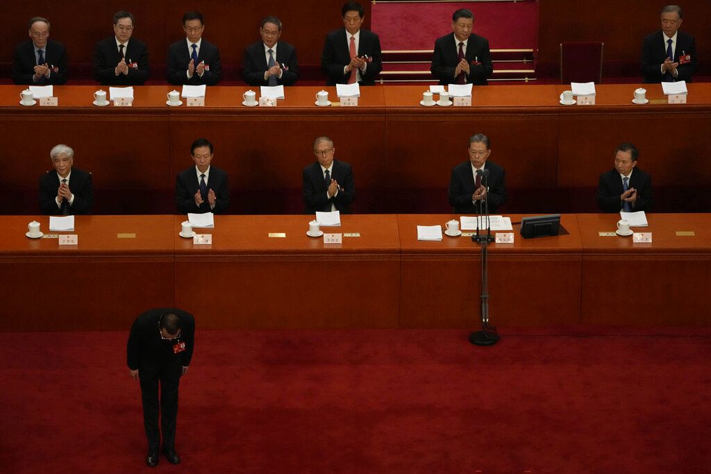 2023年3月5日，北京人民大会堂，李克强在全国人大上发表国情咨文前鞠躬。(AP / By Han Guan)
