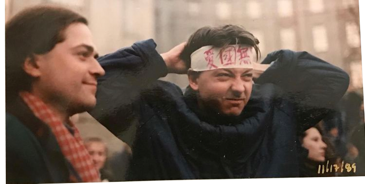 1989年11月17日，身在捷克的马定和（图右）头绑中文的“爱国无罪”头带走上街头抗议共产政权，19岁的Ivo (图左)和他站在一起。(受访者提供照片)