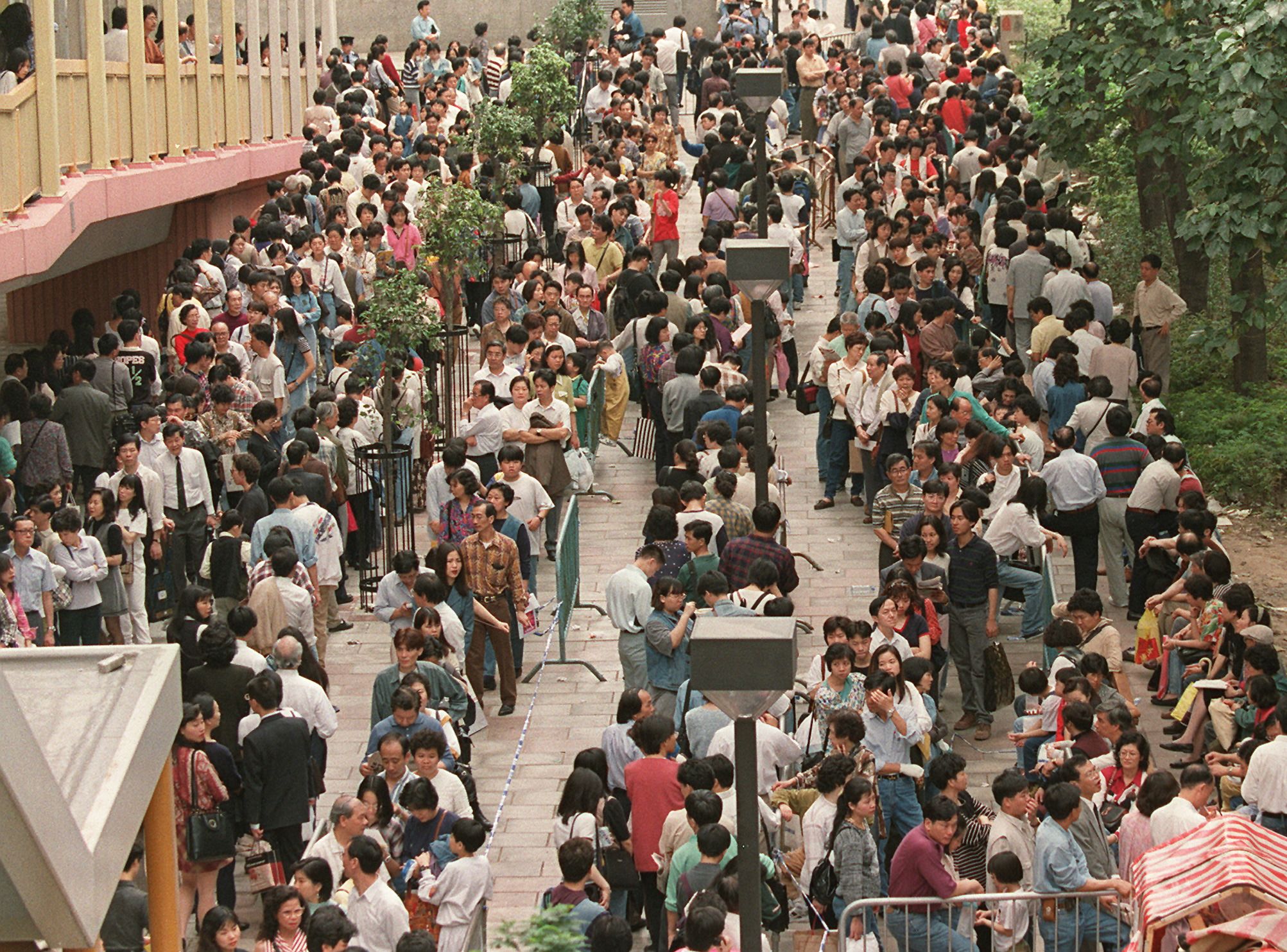 1997年大批港人排队申请BNO护照