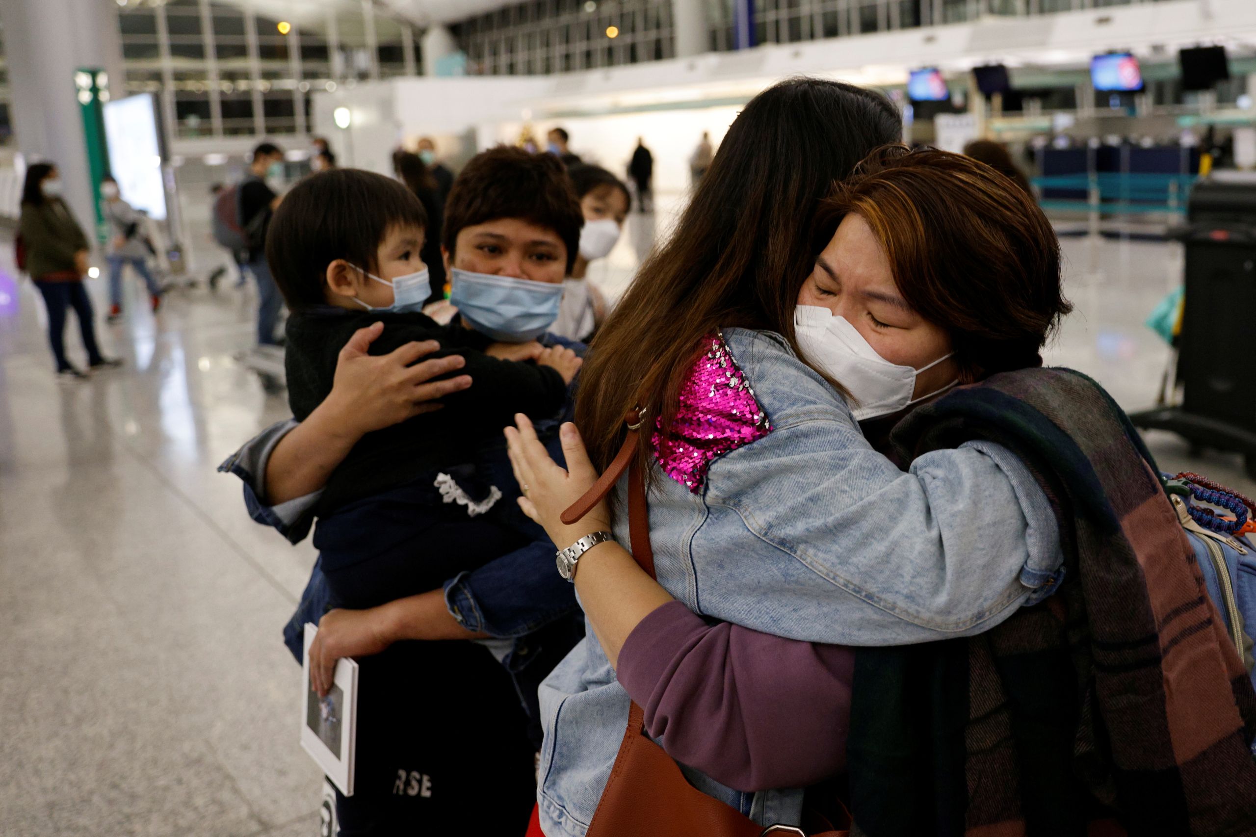 香港出走民众在机场与家人分别
