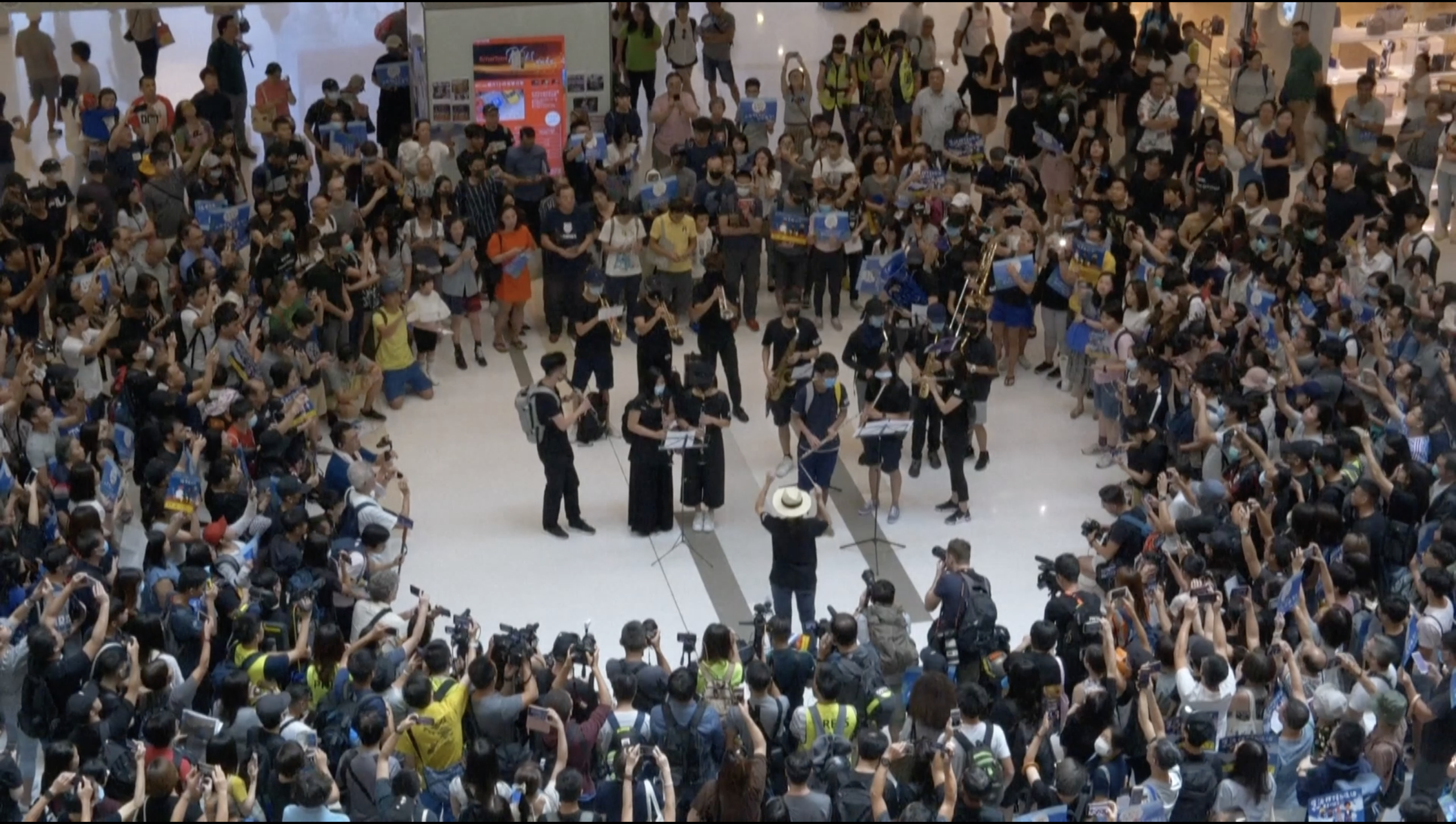 是的，整个香港就是一个大商场– Wainao