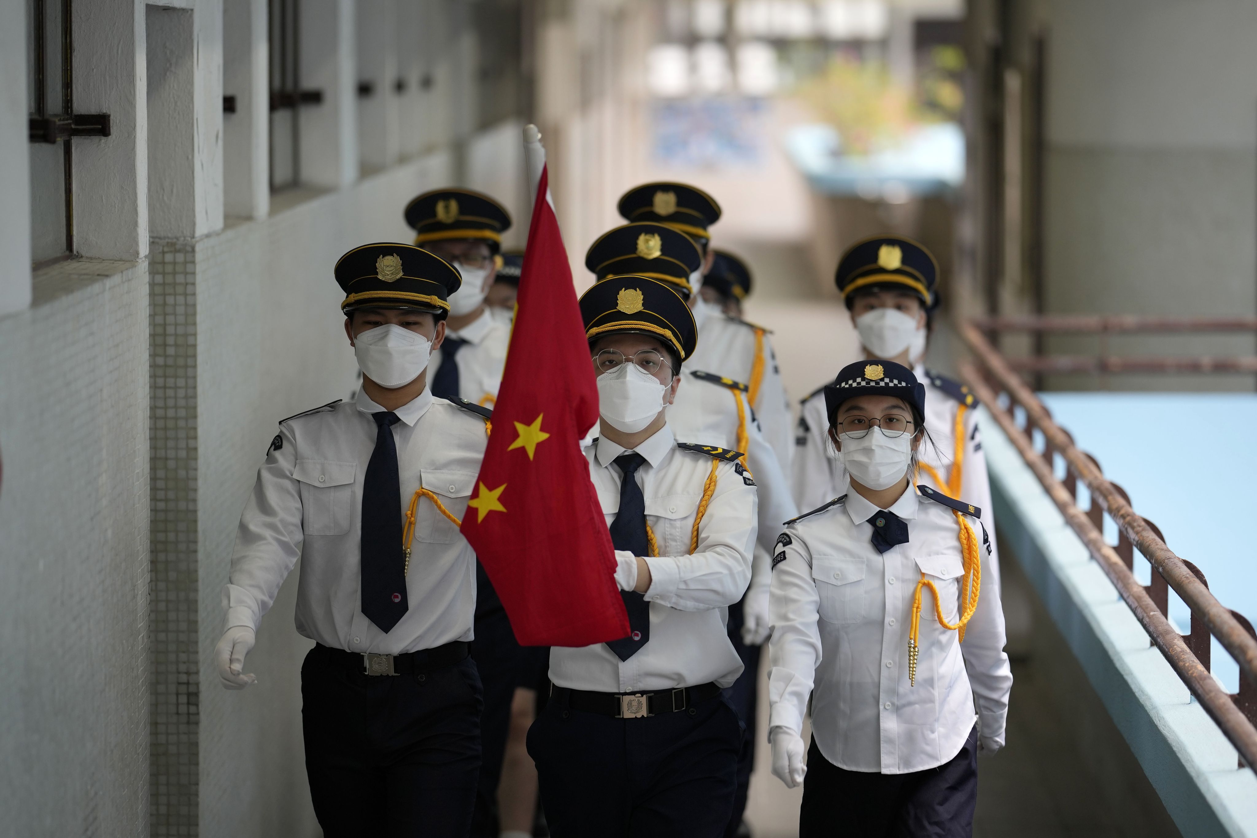 香港某中学为庆祝香港回归二十五年举办升旗典礼 (AP Photo / Kin Cheung)