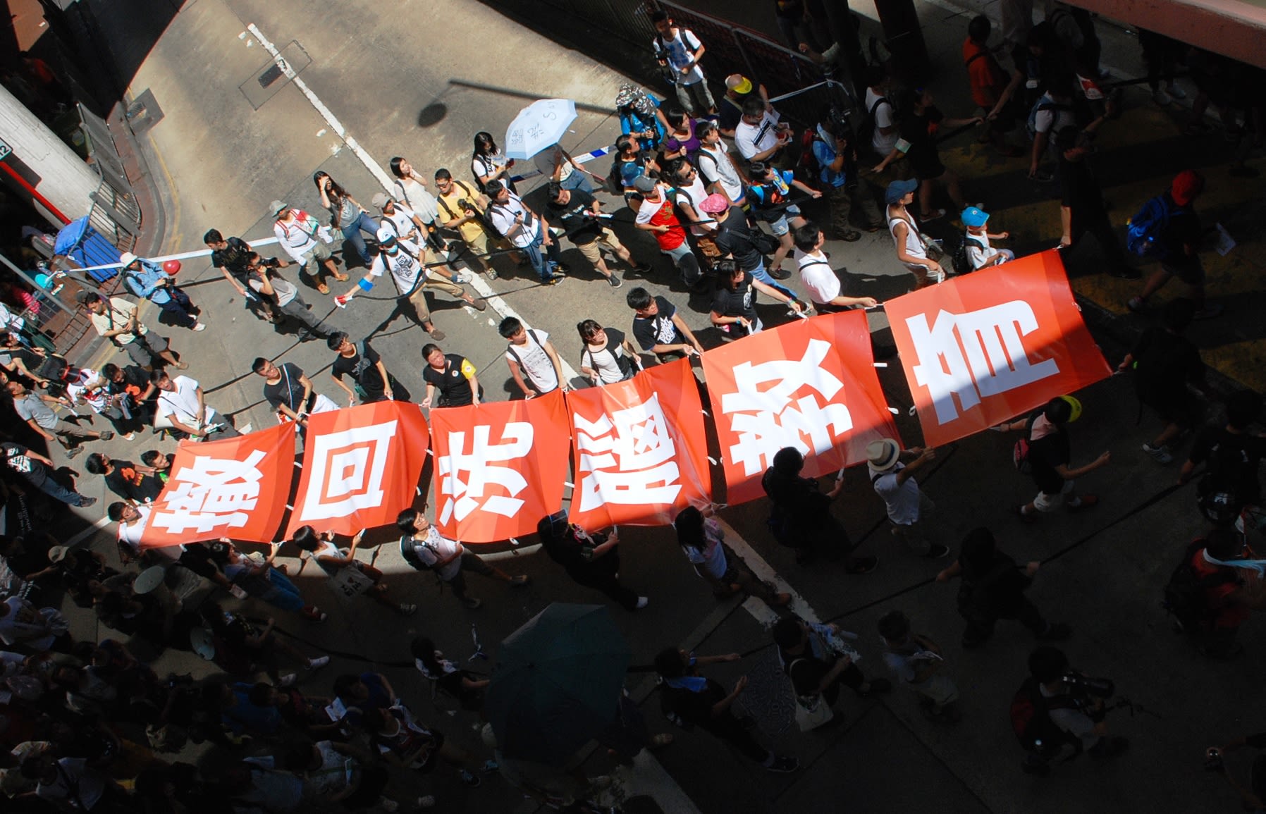 2012年的729反洗脑万人大游行，要求撤回德育及国民教育科。(VOA/汤惠芸)