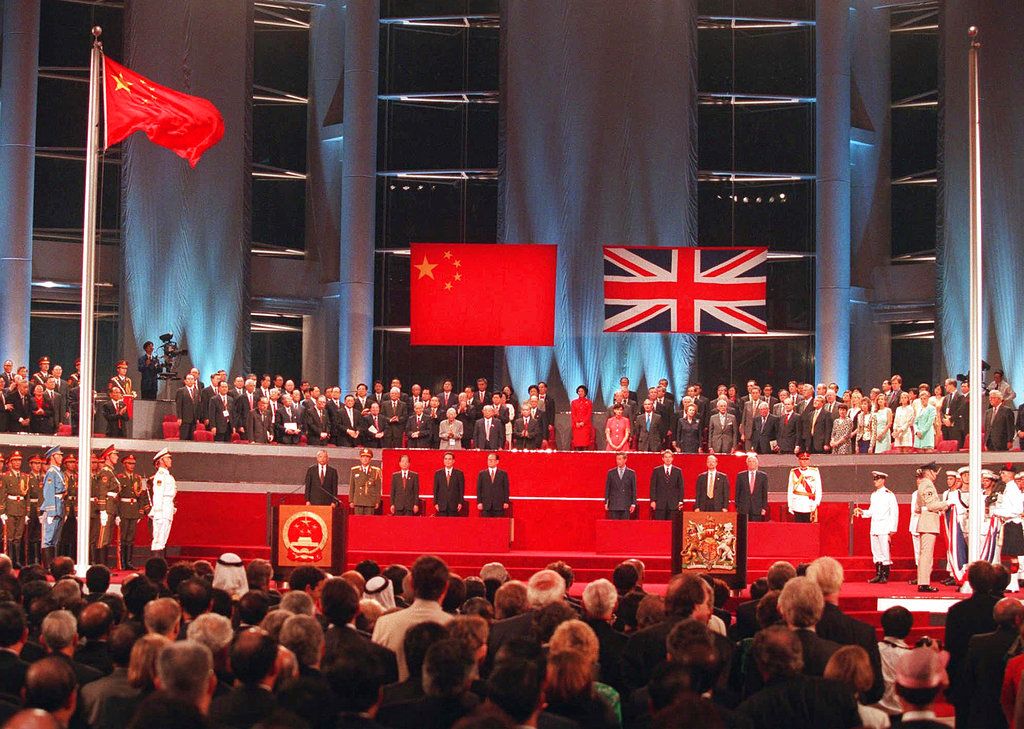 1997年7月1日，香港会议中心的香港交接仪式上，英国国旗缓慢落下，中国国旗升起。有部分港人选择移居，也有一些香港人接受了这一事实，期待“一国两制”政策下，生活不会受到太大影响。