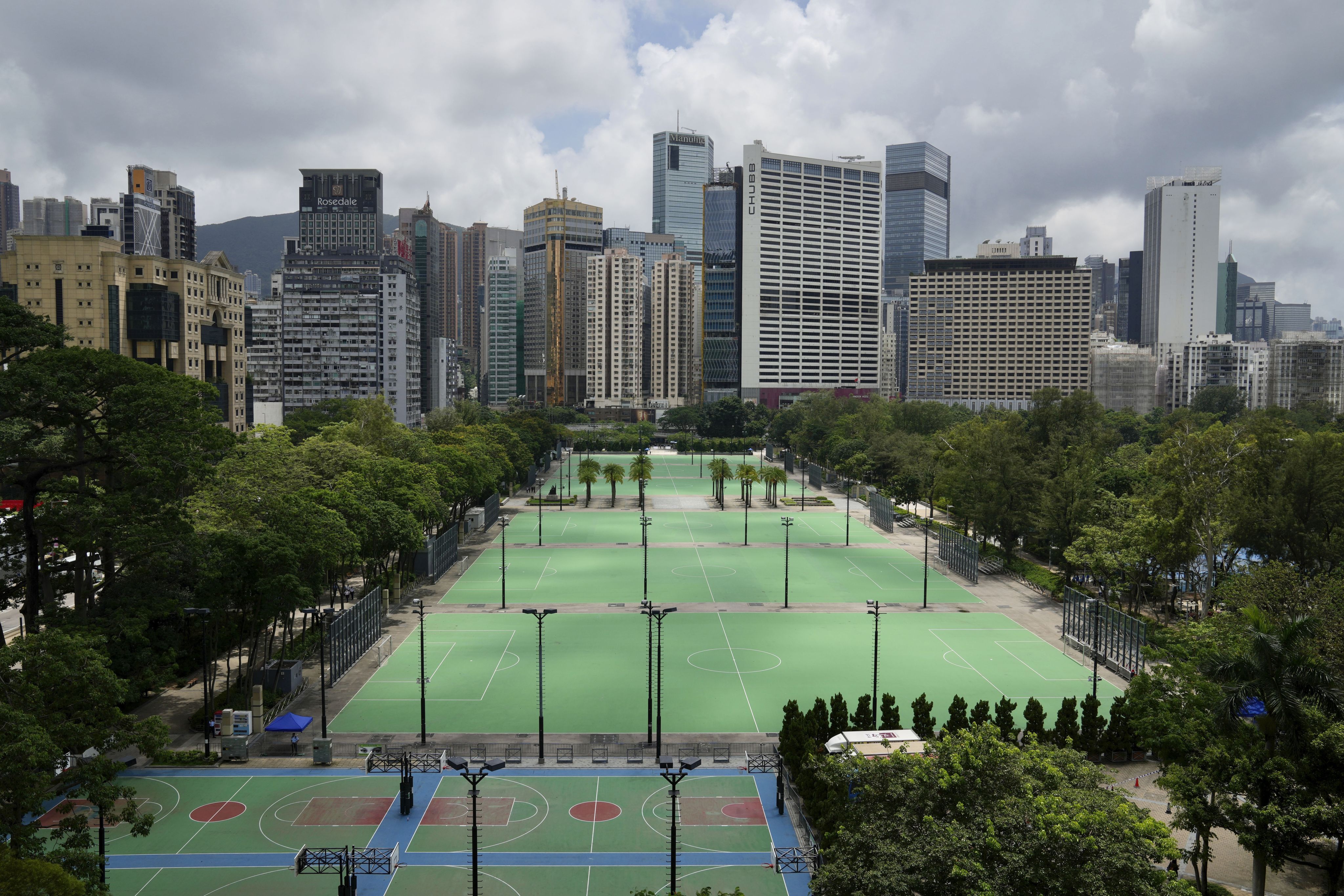 2021年7月1日，空无一人的香港维多利亚公园。香港警方以防疫为由，没有批准任何游行并封锁了通常作为游行起点的维多利亚公园。(AP/Kin Cheung) 当天晚上，一名男子在闹市商场外，用刀刺伤一名警察肩背，然后当场用刀刺向自己胸自杀身亡。保安局长邓炳强形容事件是“孤狼式本土恐袭事件”。