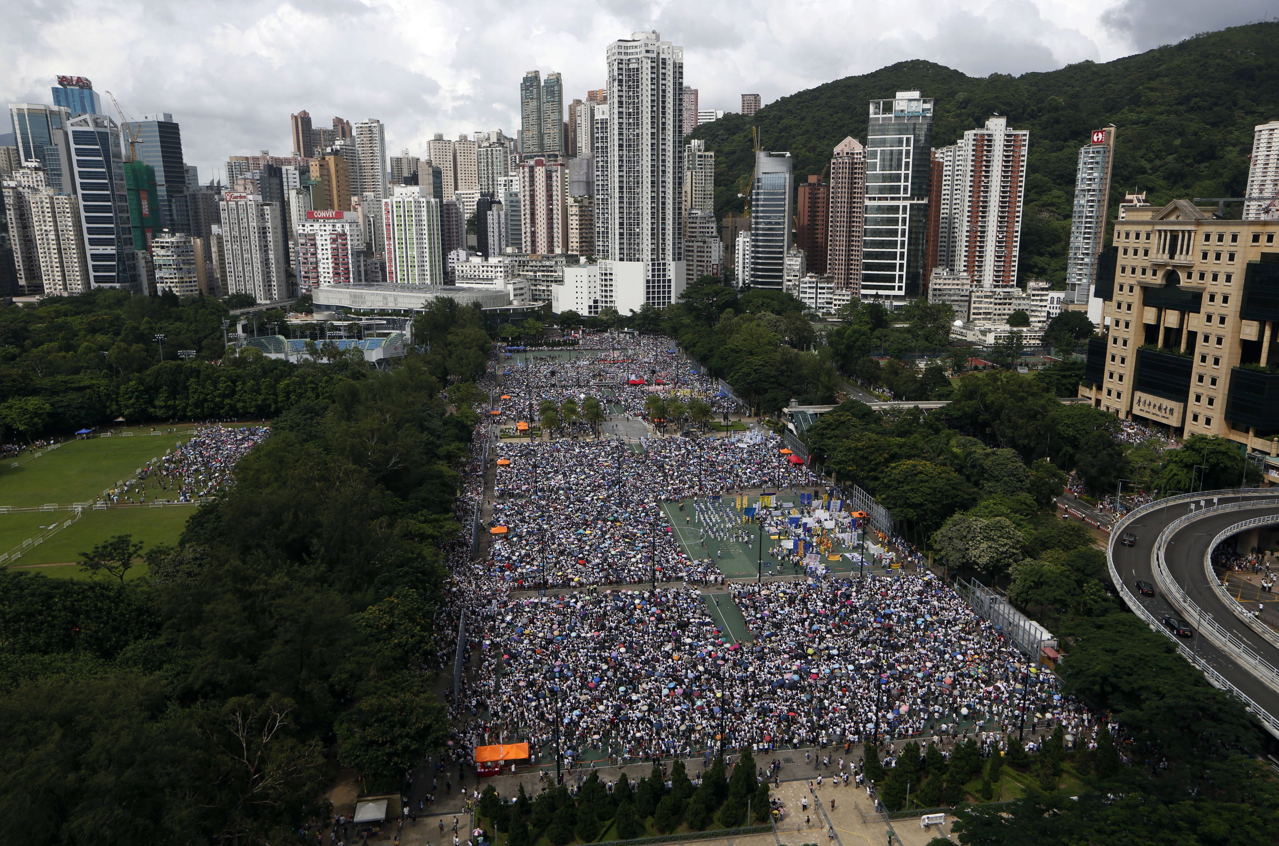 对比这张2014年7月1日数万人的集会场面，2021年，香港的七一略显冷清，却依旧暗潮汹涌。(AP Photo/Kin Cheung)