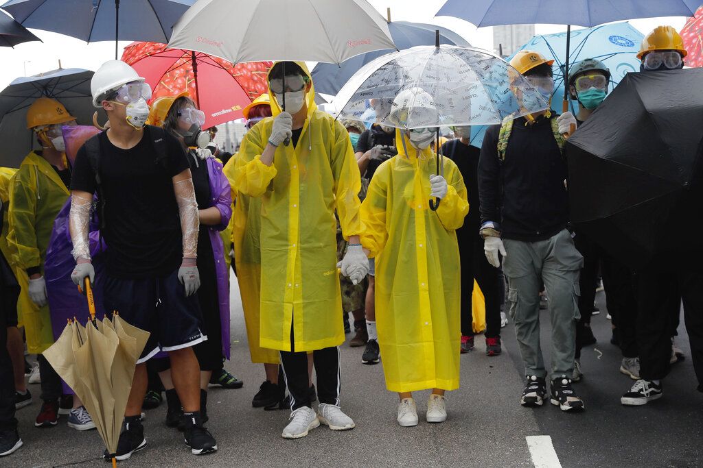 2019年7月1日，香港抗议者身穿黄色雨衣与警察对峙。当年6月15日，香港社运者梁凌杰从高楼坠下，成为香港“反送中”运动中首名死者。他当时身穿的黄色雨衣，成为了香港人在街头的新符号。(AP/Kin Cheung)