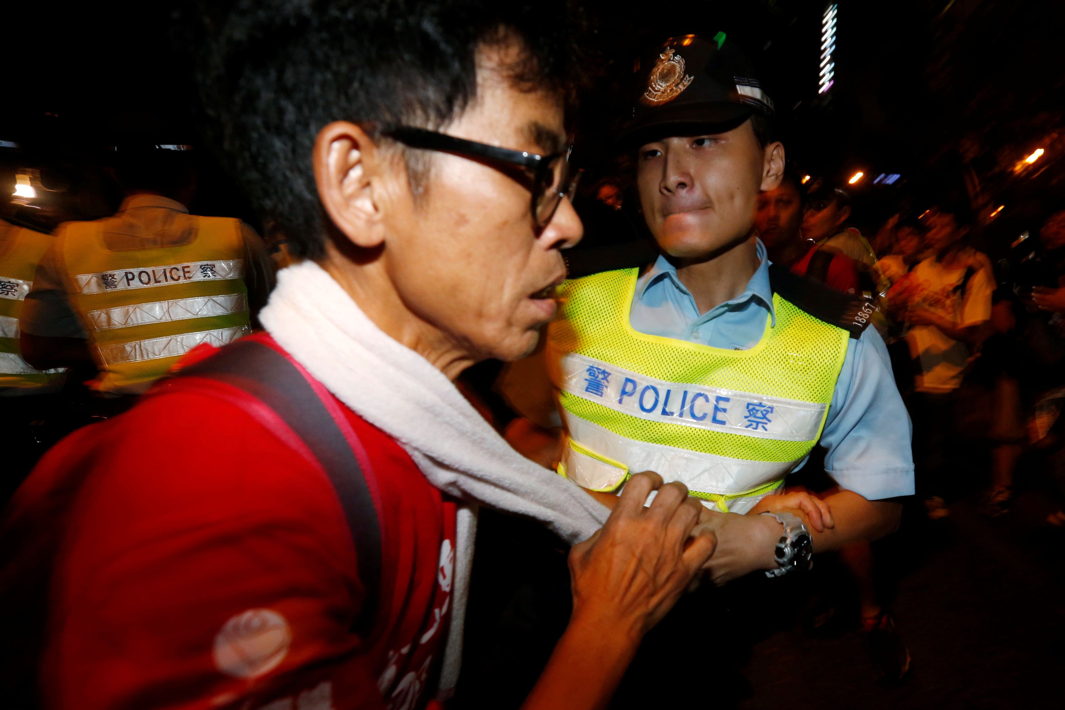 2016年7月1日，警察抓住一名诉求香港行政长官梁振英下台的抗议者。