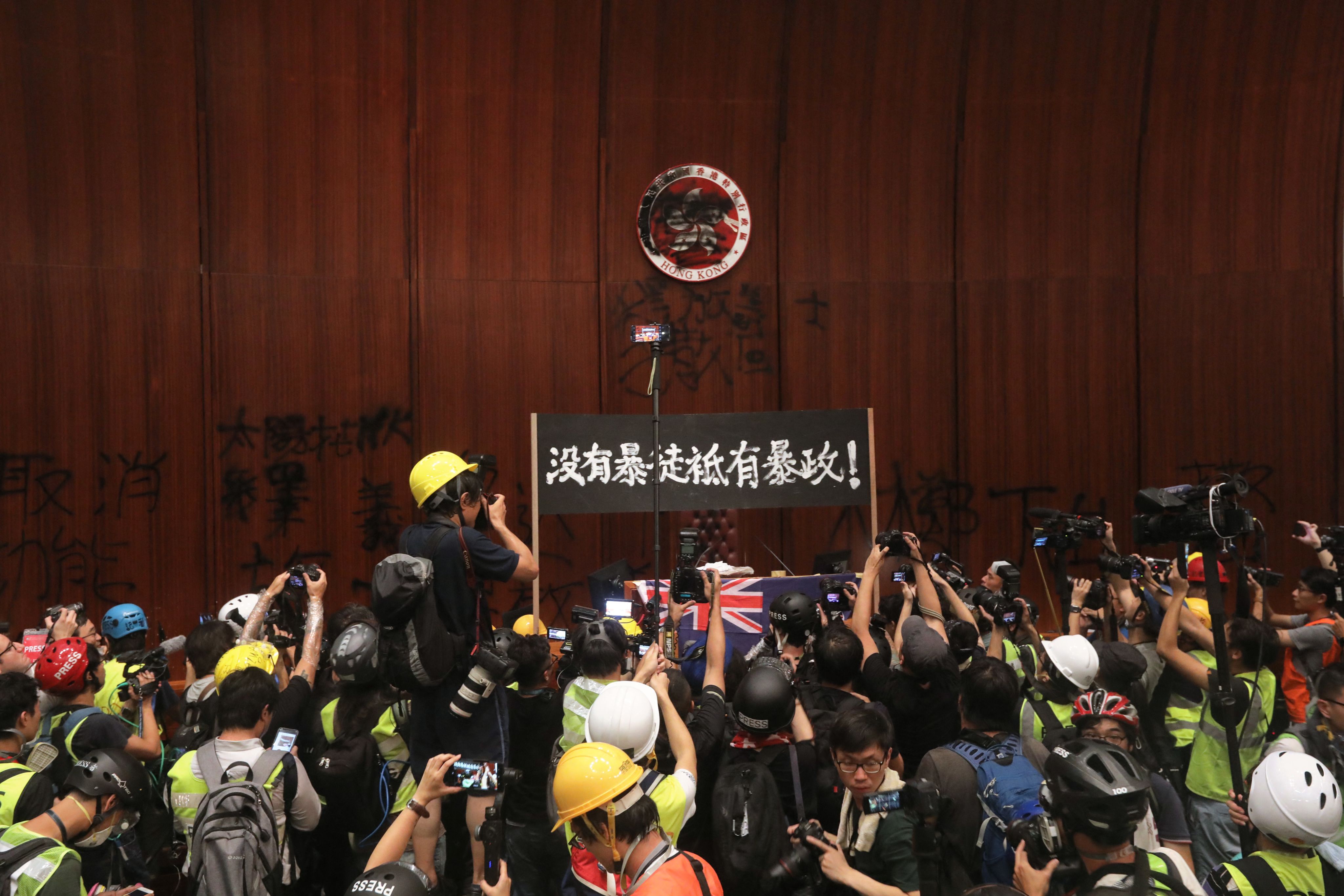 2019年7月1日，香港一如往年举办七一游行，这一年的游行成为了6月开始的反送中运动的一部分。当天晚上，示威者占领香港立法会，并在会场打出“没有暴徒只有暴政”的标语。（AFP/Vivek Prakash