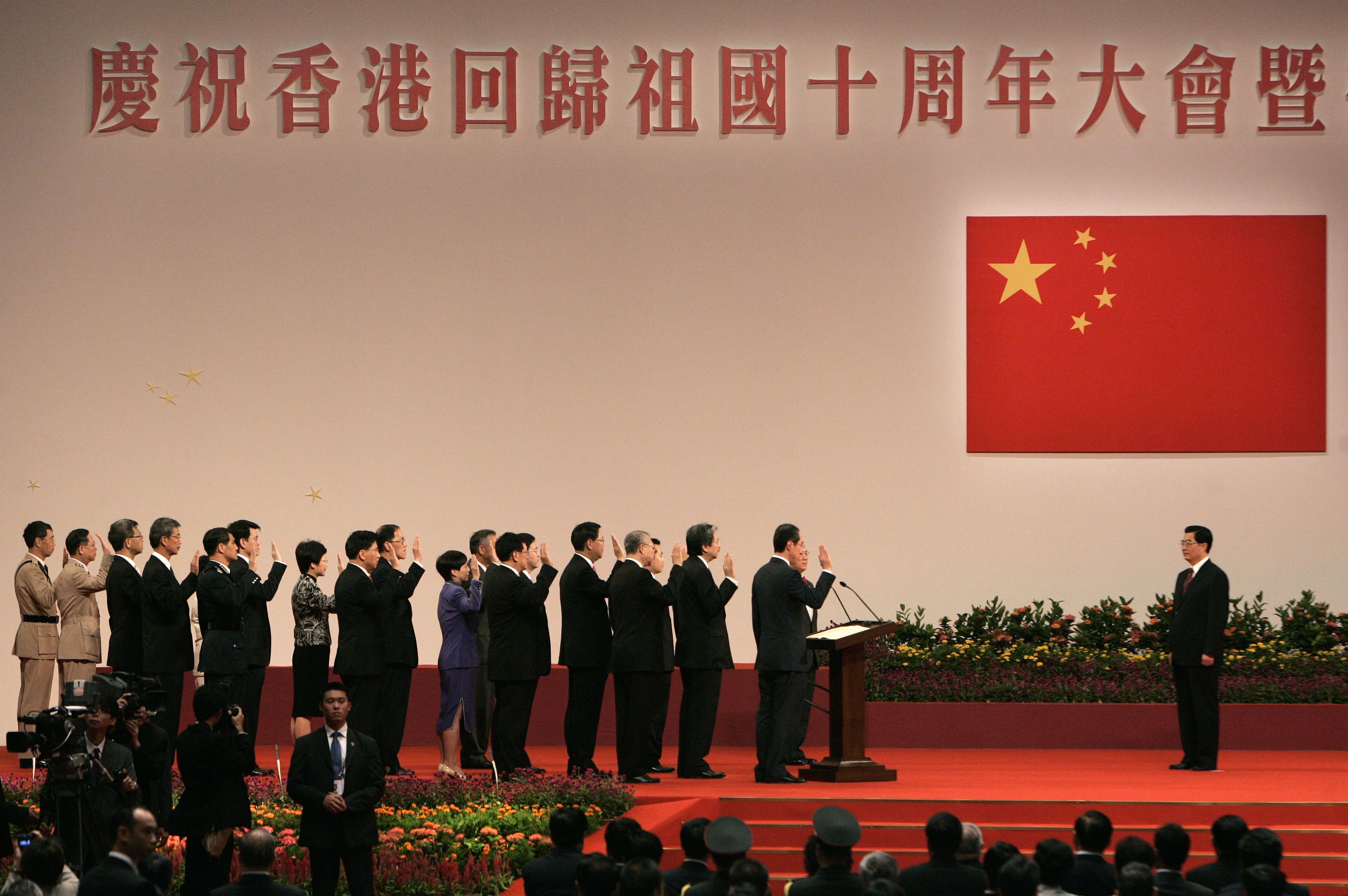 2007年7月1日，继任回归后首任特首董建华，香港行政长官曾荫权和内阁在香港就职典礼上向中国国家主席胡锦涛宣誓新的五年任期。香港“回归”进入第二个十年。(Reuters/Paul Yeung)