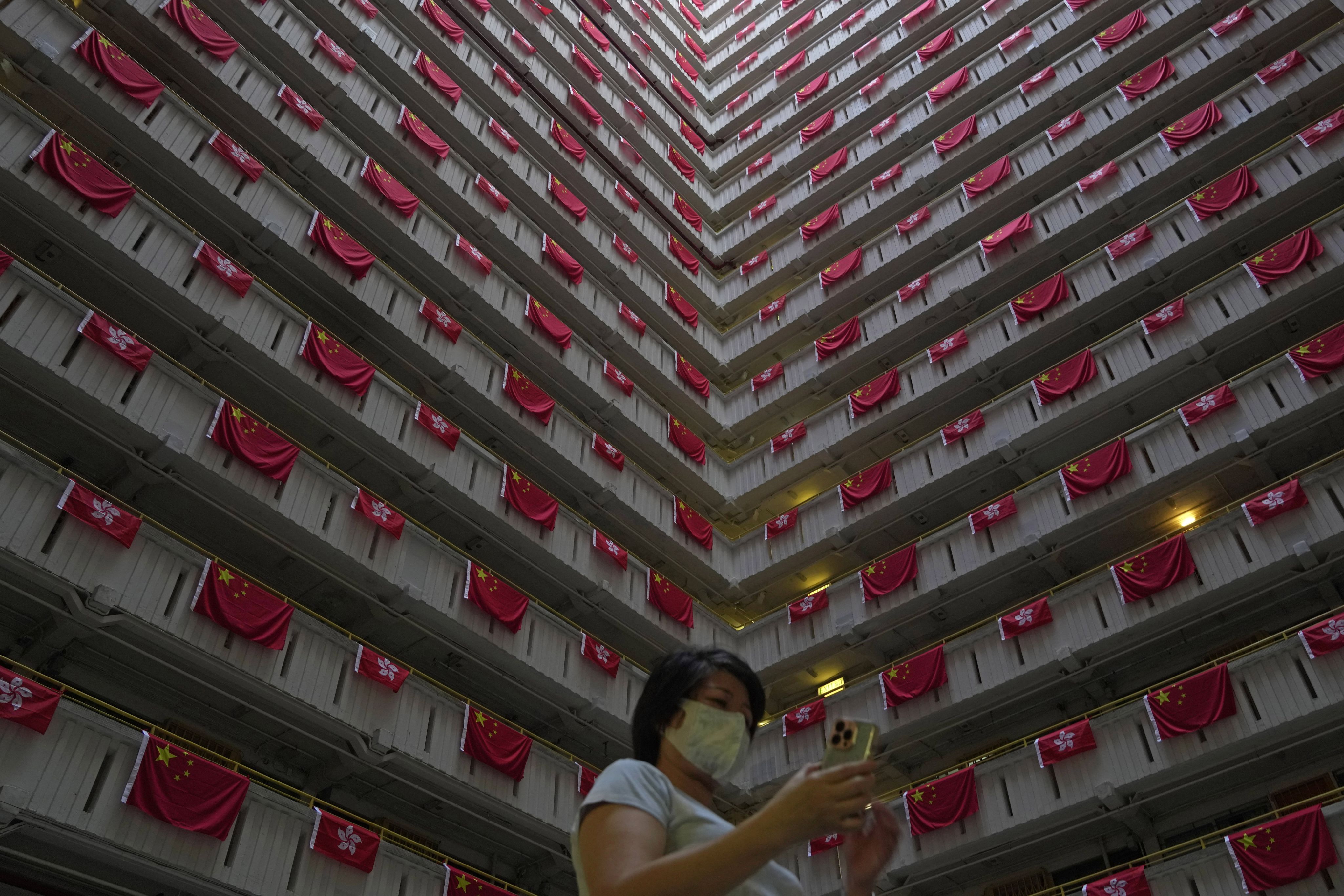 2022年时逢香港主权移交25周年，大多数市民欠缺幸福感的根源是於经济民生方面的“深层次矛盾”。 (AP Photo/Kin Cheung)