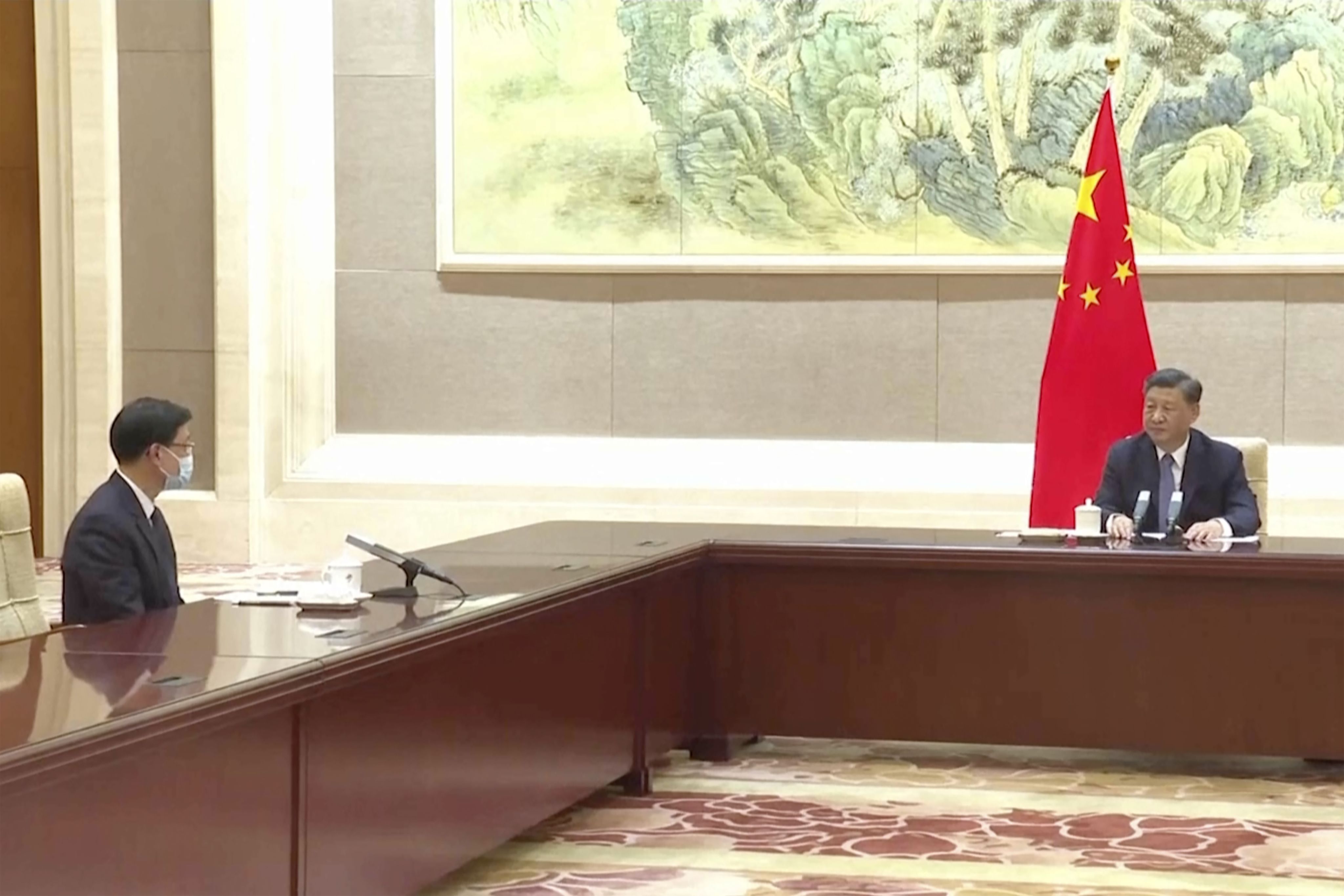 获正式指定后，李家超与习近平于北京会面。 