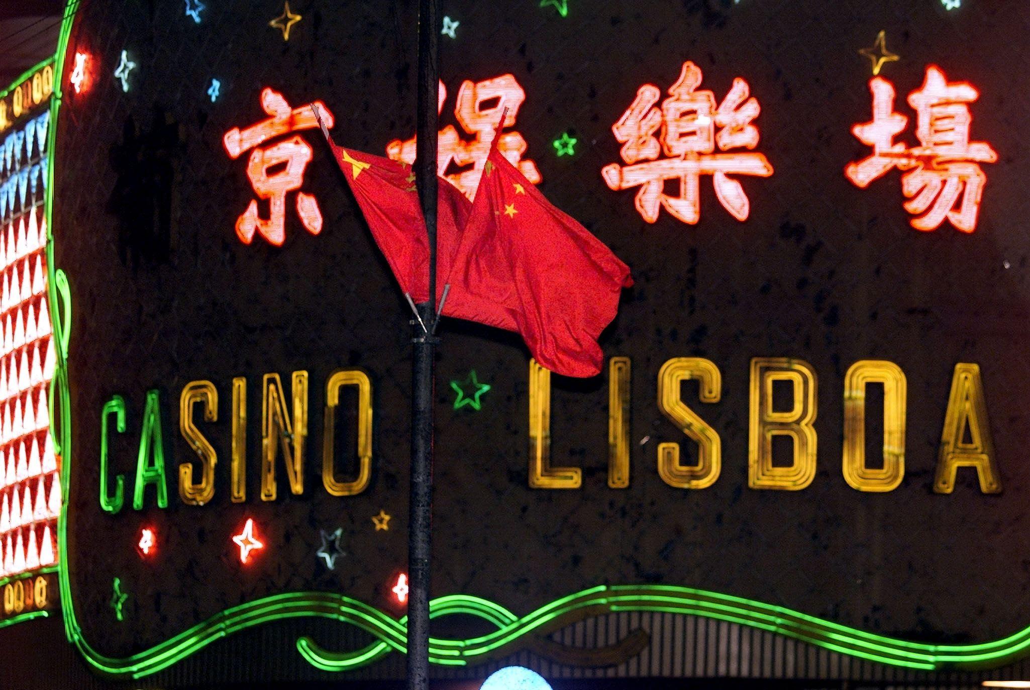 1999年，葡京娱乐场外面举着中国国旗