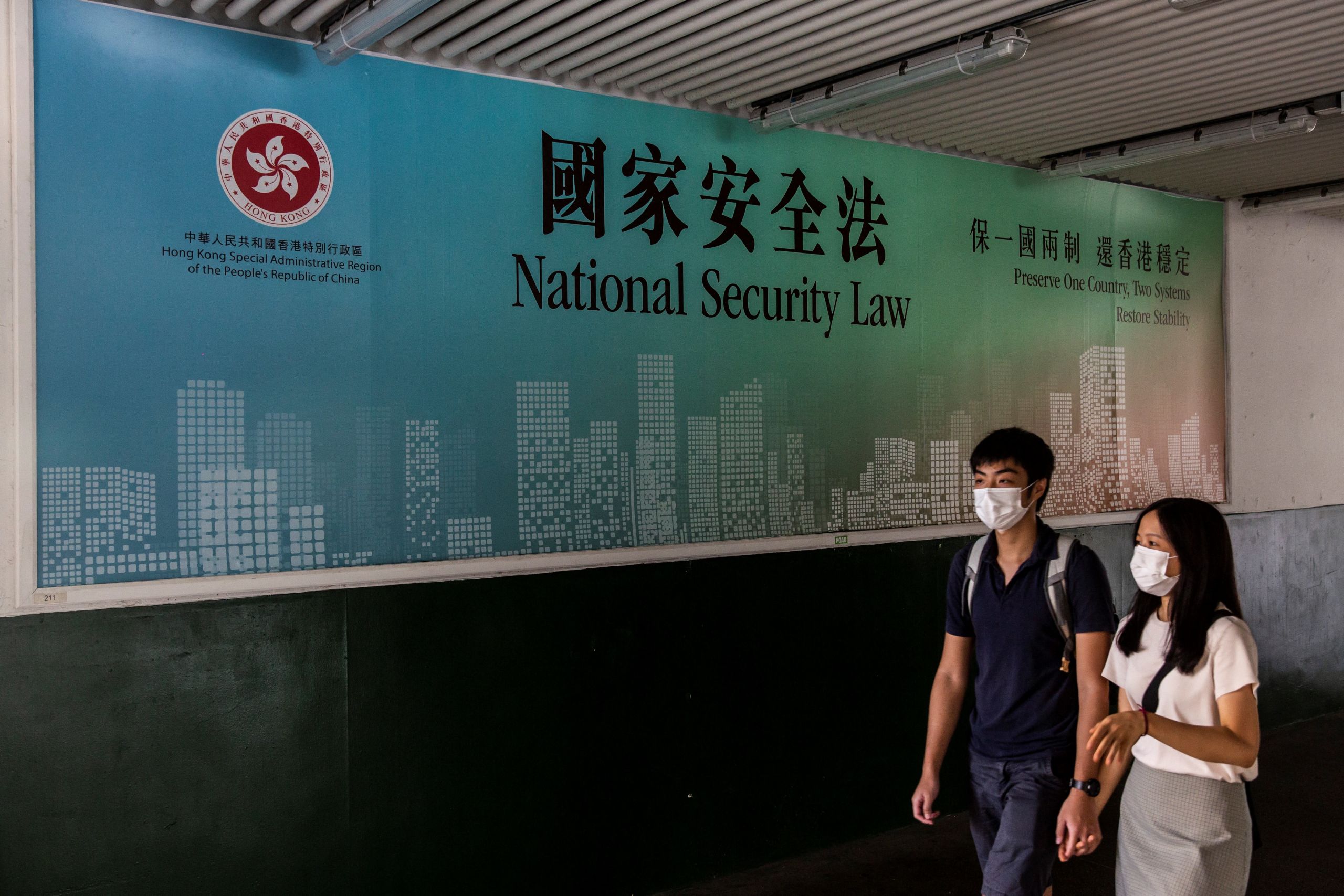 随处可见的《国安法》宣传海报 （图片来源：AFP）