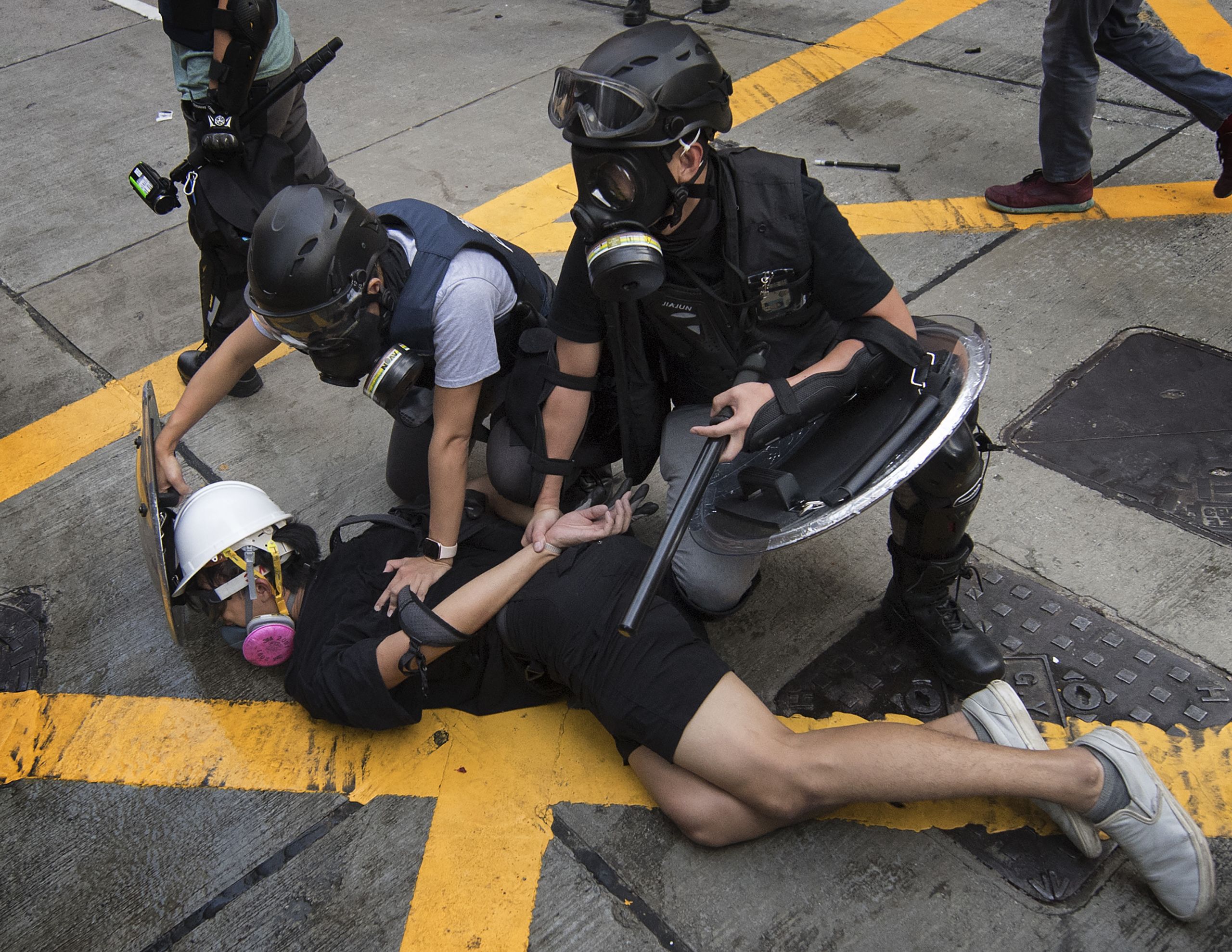 2019年香港街头国殇大游行时警察逮捕游行者 （图片来源：AFP）