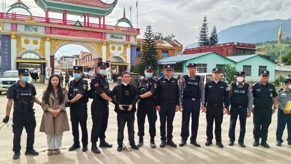 家族成员明国平和明珍珍被抓捕