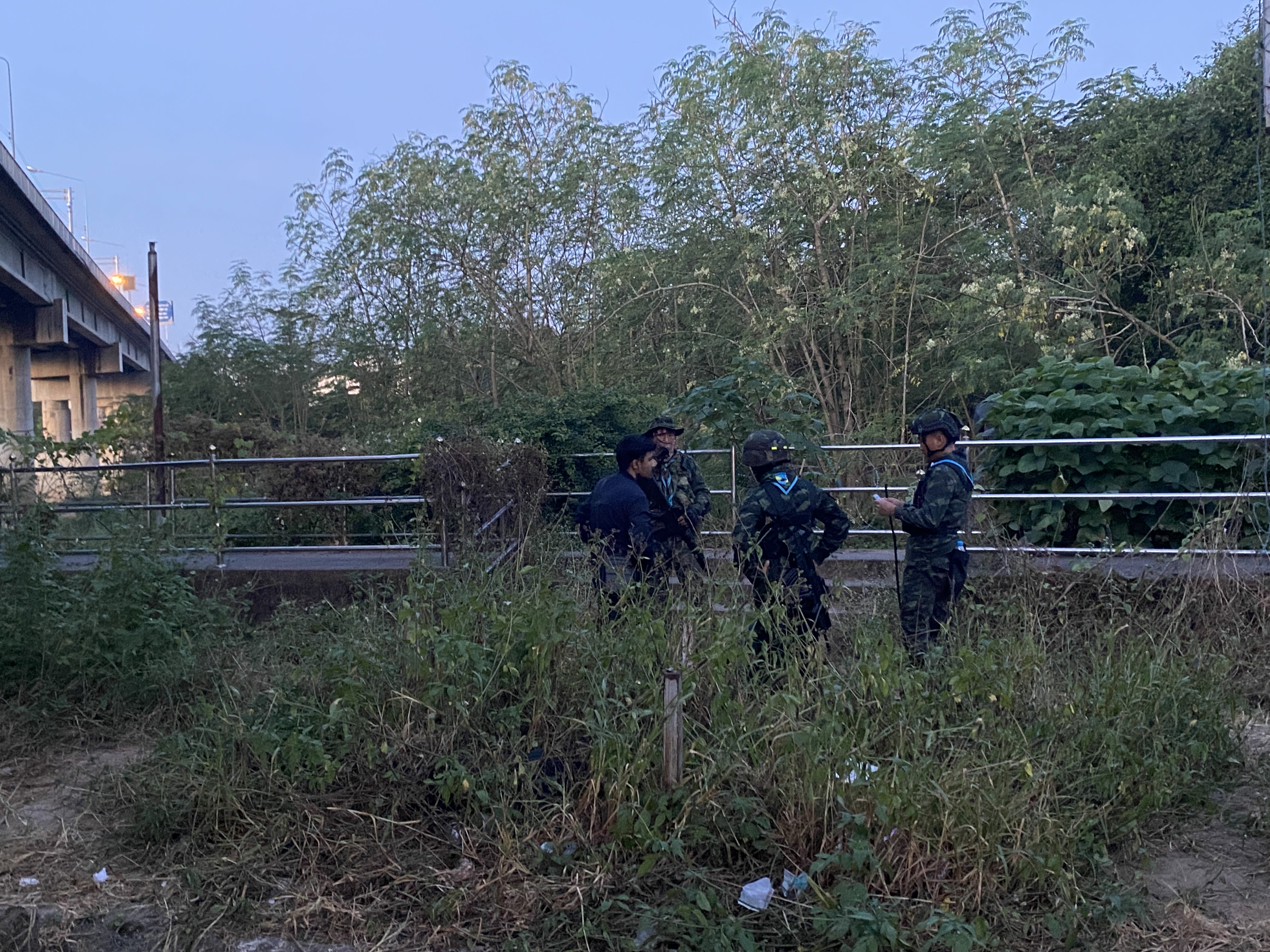 泰国边防军在莫艾河边抓住缅甸偷渡者