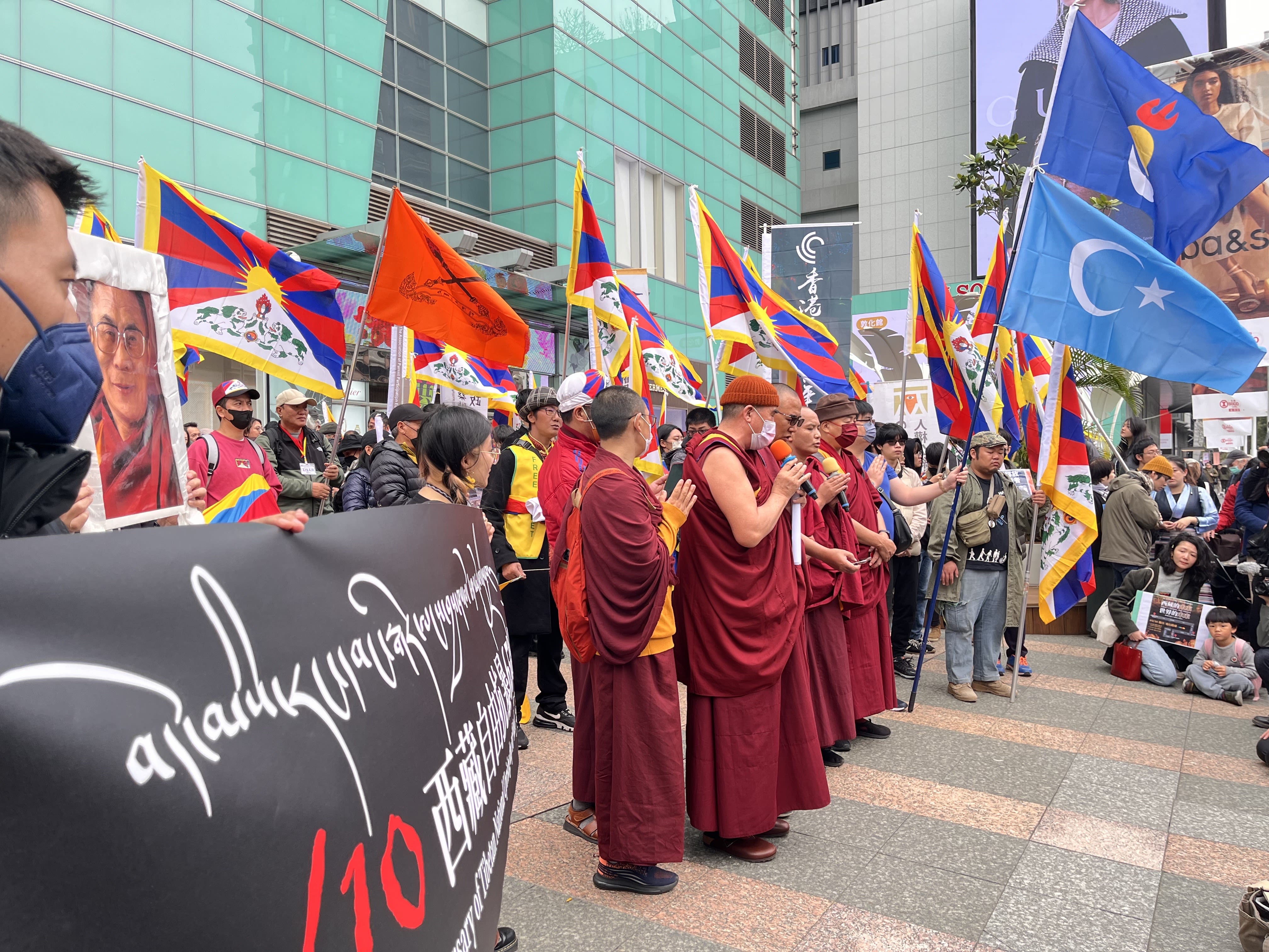 2010年4月9日，在北京举行的房产交易会上，潜在买家在新楼盘高层公寓模型前聆听销售人员的讲解并阅读宣传册。