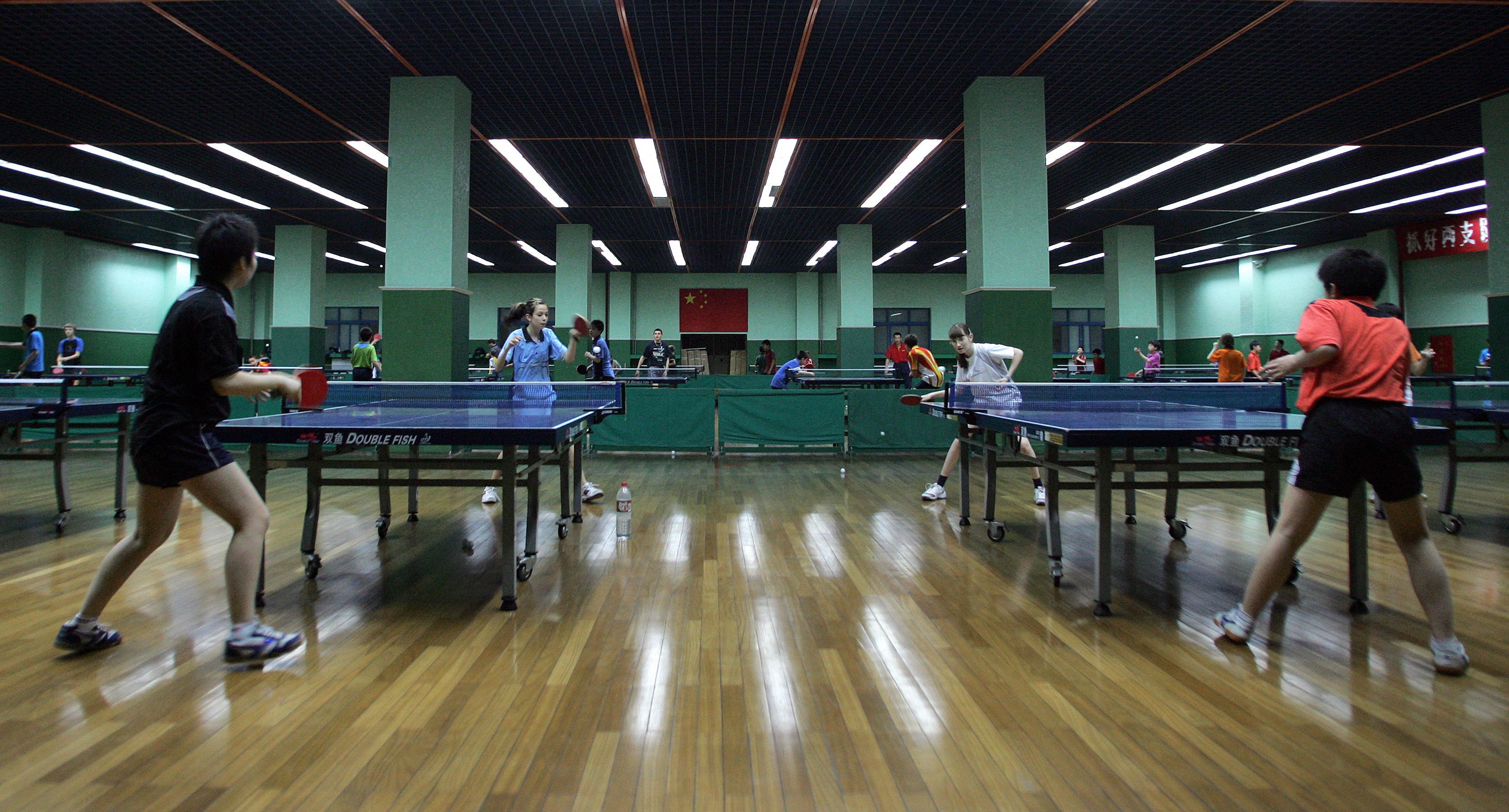 法国学生在北京什刹海体校与中国青少年练习乒乓球（来源：AFP）