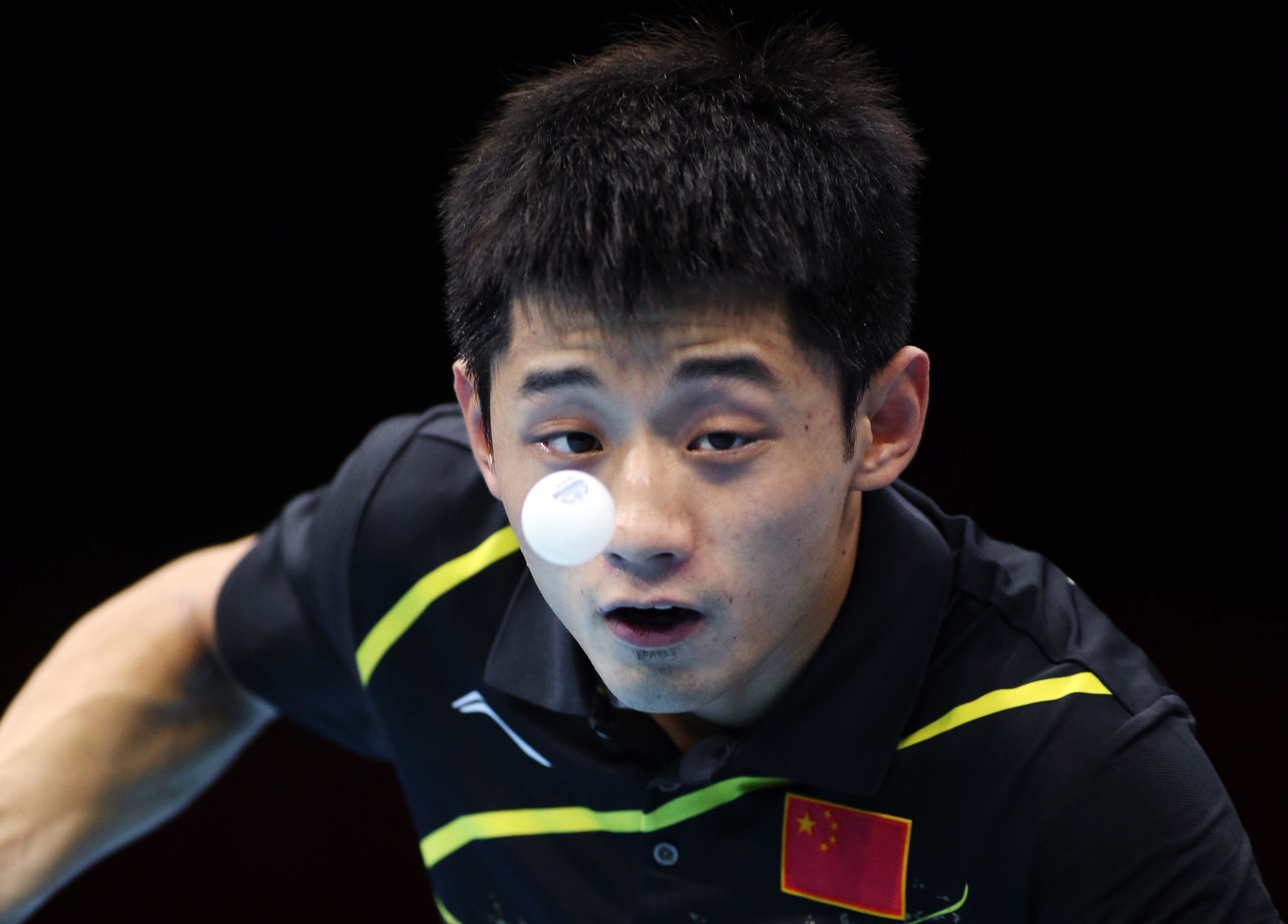 中国选手张继科在伦敦举行的 2012 年夏季奥运会男子乒乓球单打比赛中，对阵德国选手奥夫查洛夫。 （來源：AP）