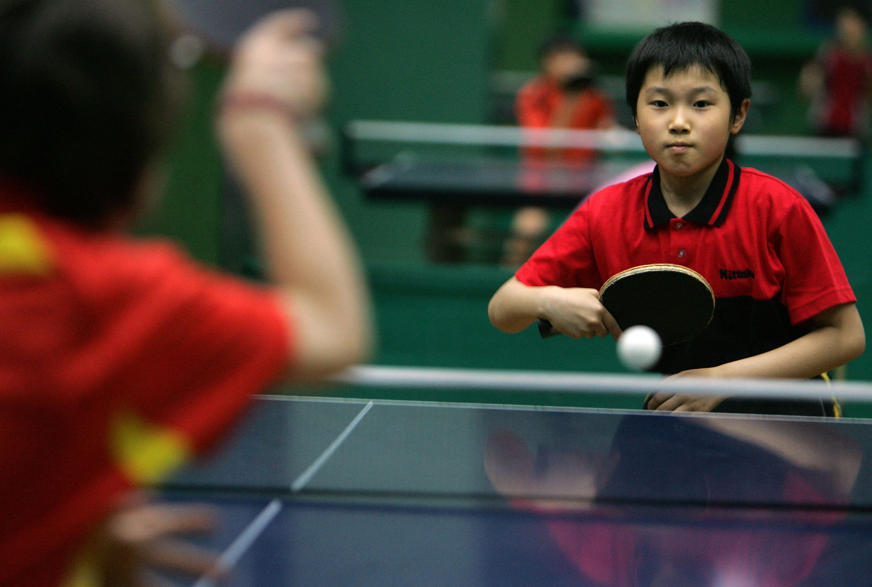 2007 年 4 月 24 日，北京什刹海体校的学生在练习乒乓球。（来源：AFP）
