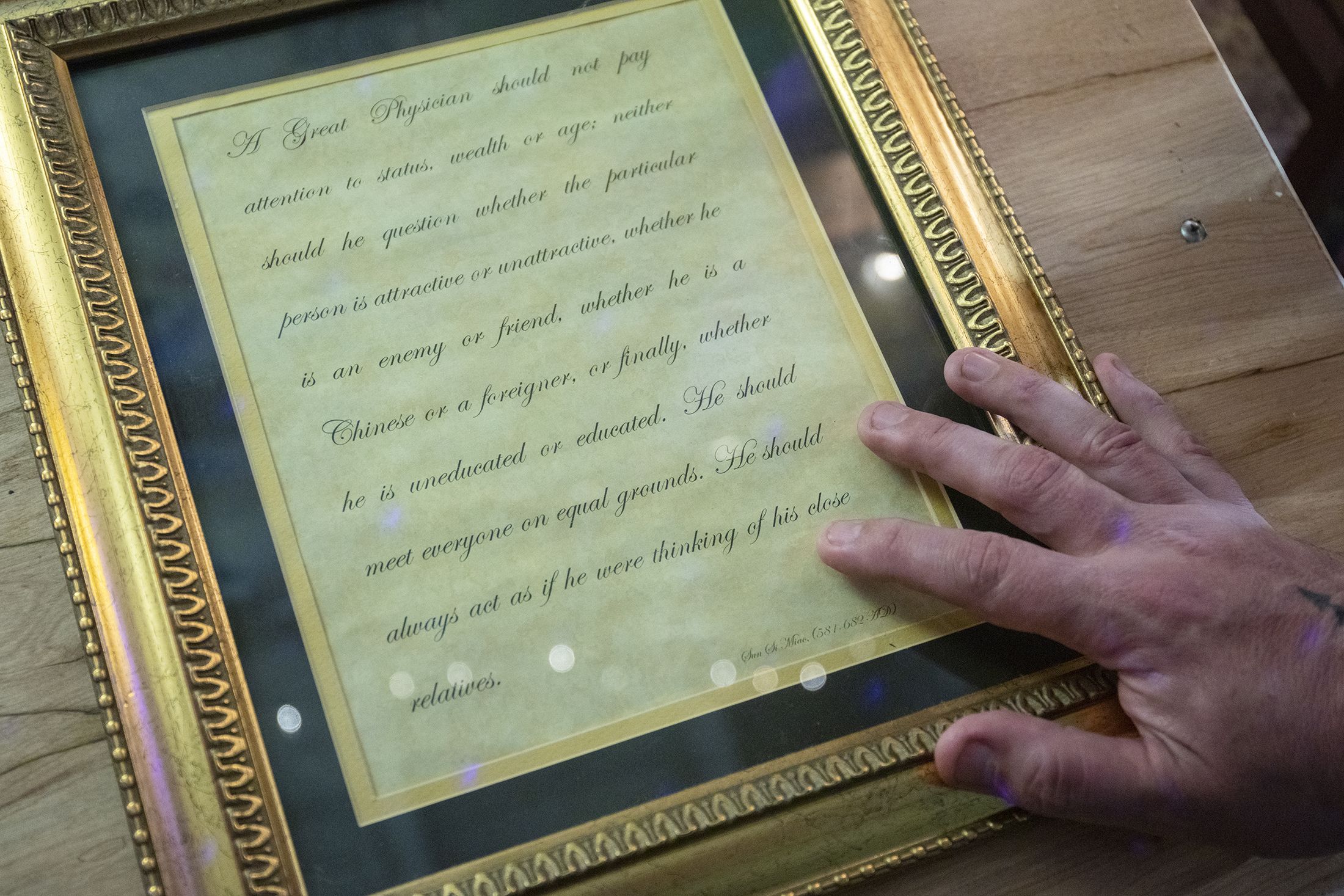 Sage家中最显眼处挂着他的信条---来自孙思邈的《千金要方 大医精诚》。原文是“若有疾厄来求救者，不得问其贵贱贫富，长幼妍蚩，怨亲善友，华夷愚智，普同一等，皆如至亲之想。”（歪脑/Shell Long)