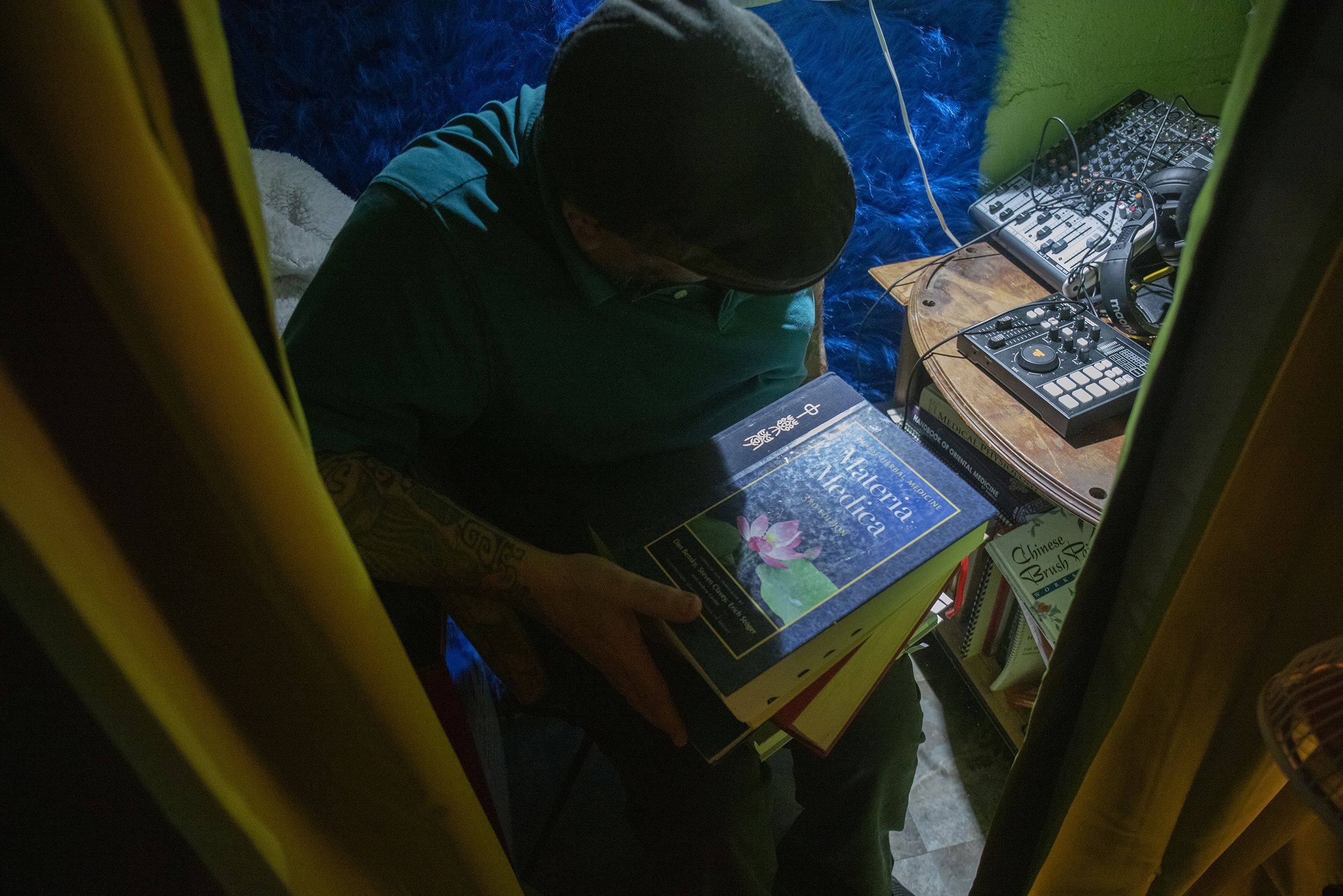 Sage整理自己的小型中医图书馆。（歪脑/Shell Long)