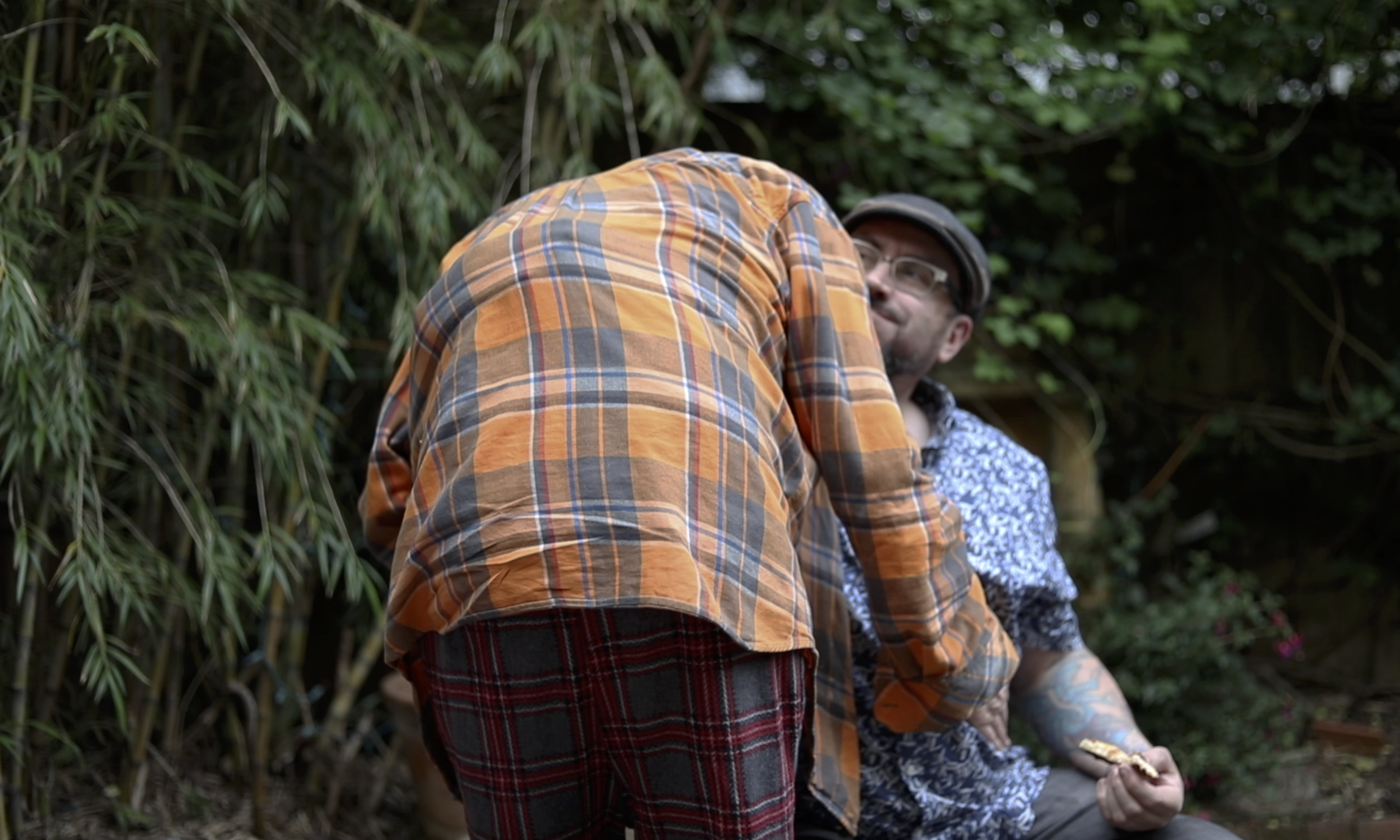 Sage在自家院中拥抱自己的伴侣Tom。（歪脑/Shell Long)