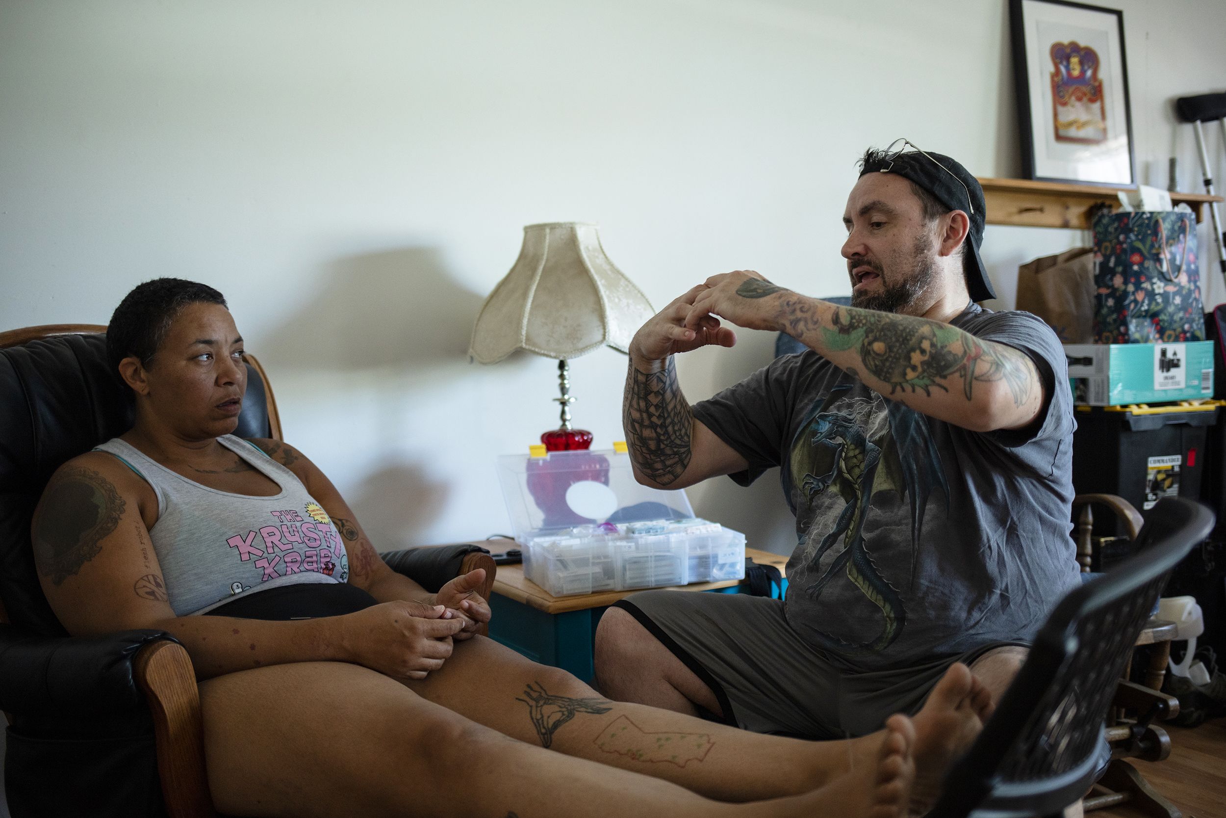 Sage为病人解释针灸理疗的原理。（歪脑/Shell Long)